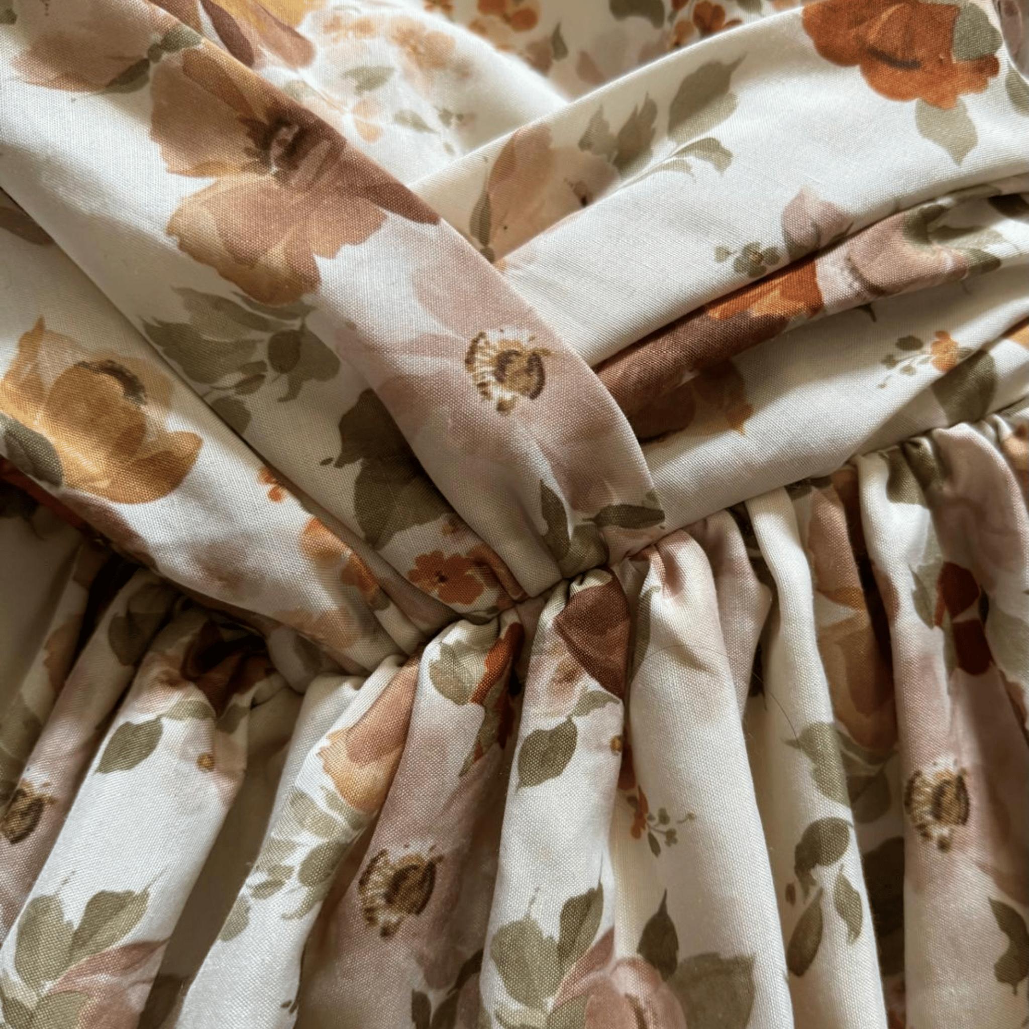 A long floral dress with a sweetheart neckline and a halter neck – a romantic vintage style