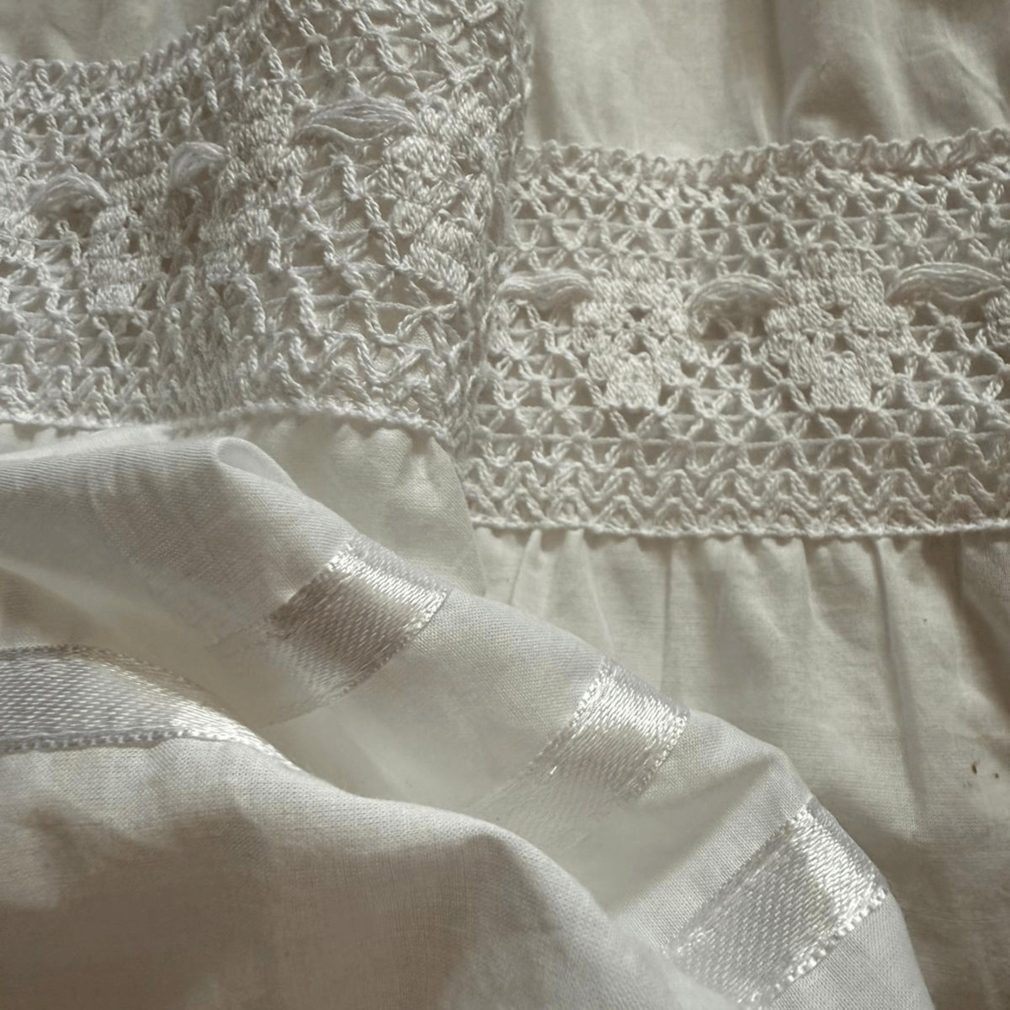 Biała bawełniana spódnica boho maxi z koronką i satynowymi wstawkami
