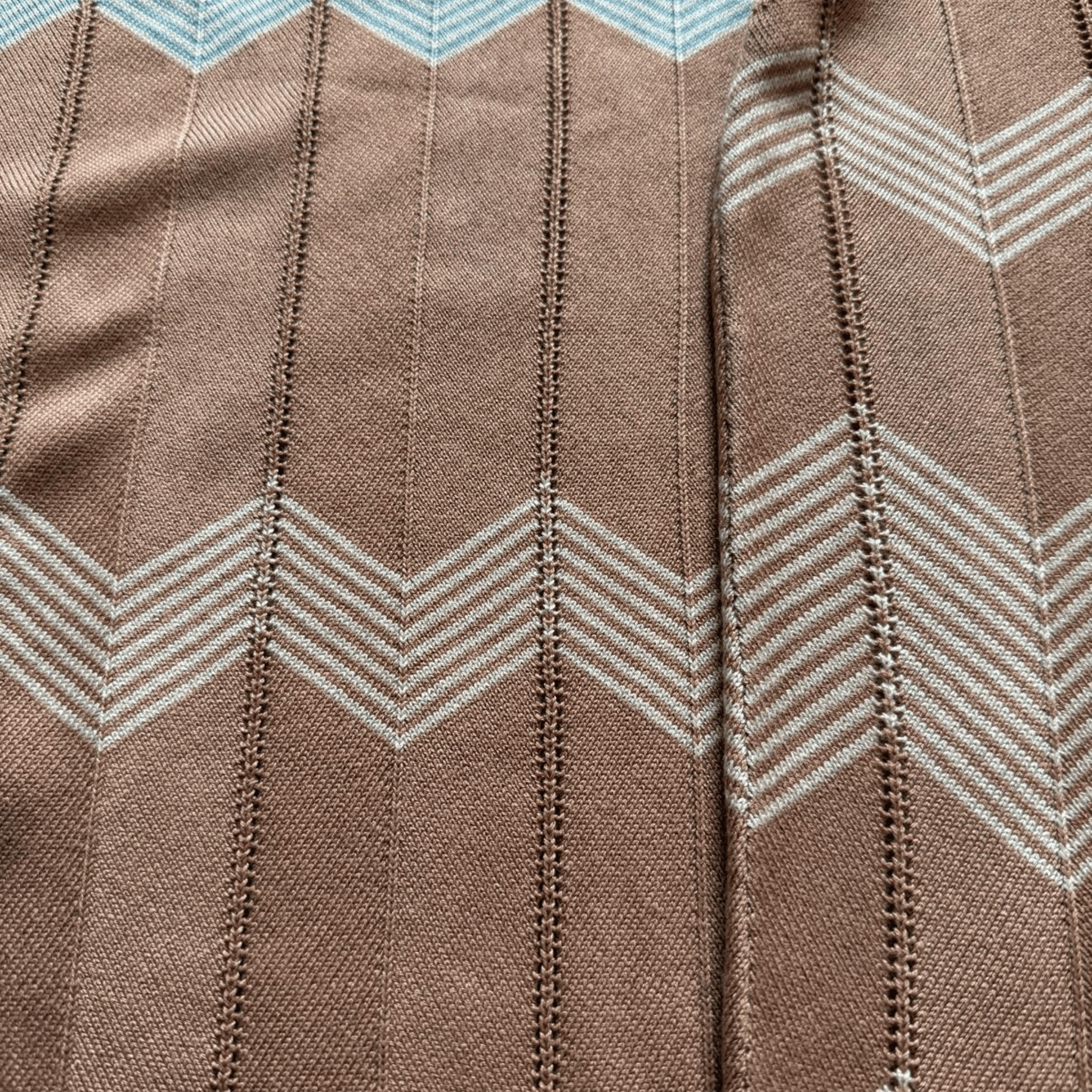 Women's knit set: top and midi skirt with zigzag pattern – beige and light blue