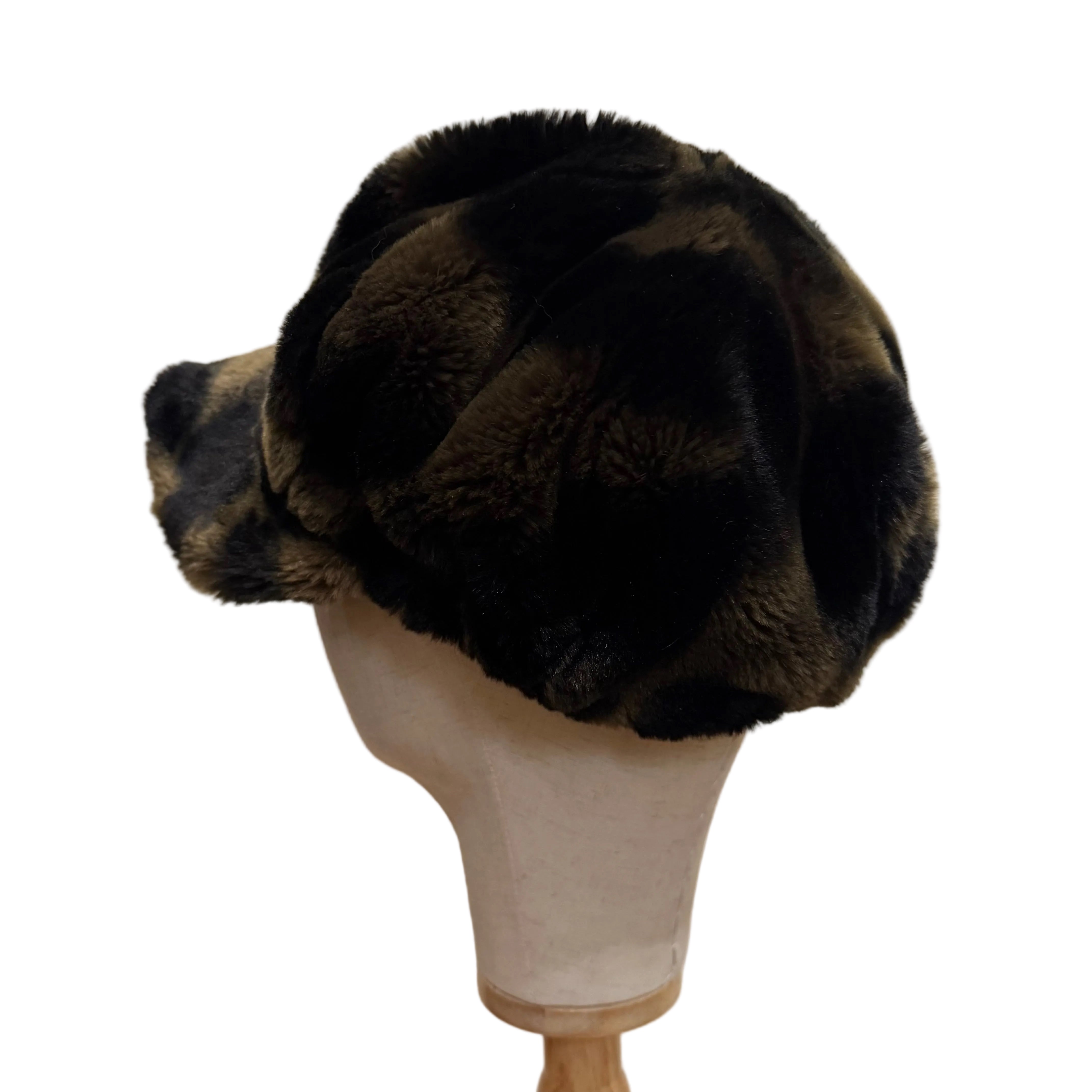 Kaszkiet z misia z daszkiem