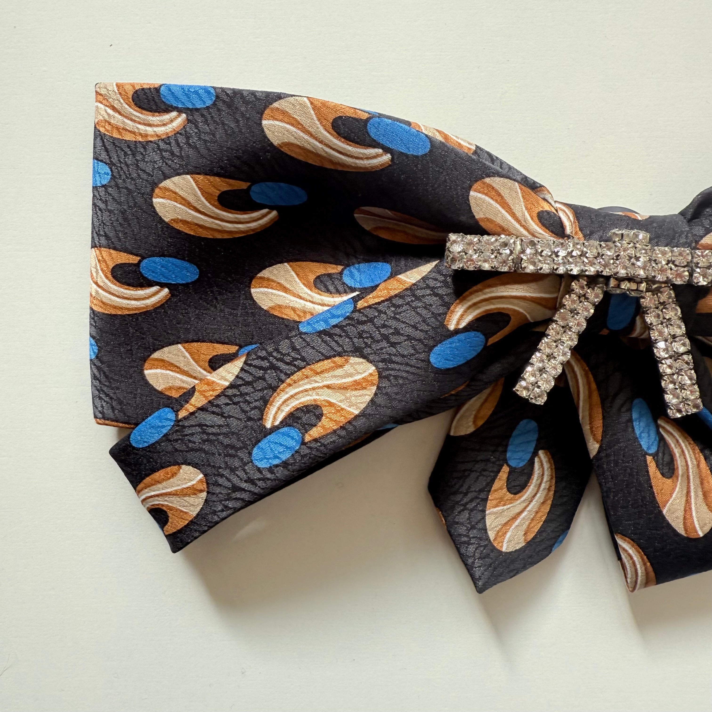 Broszka z jedwabnego krawata w niebieskie oczka