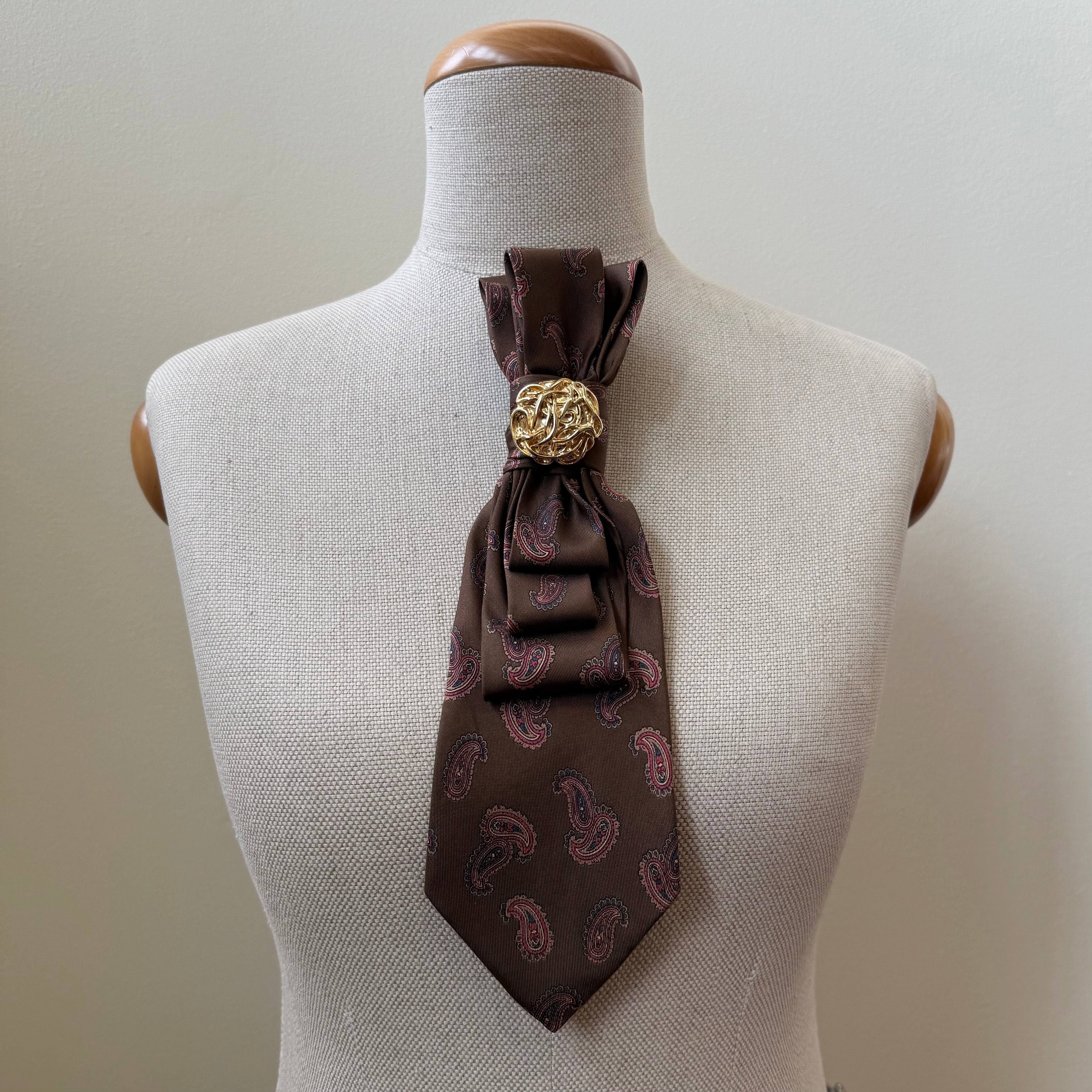 Broszka upcyclingowa jedwabna brązowa