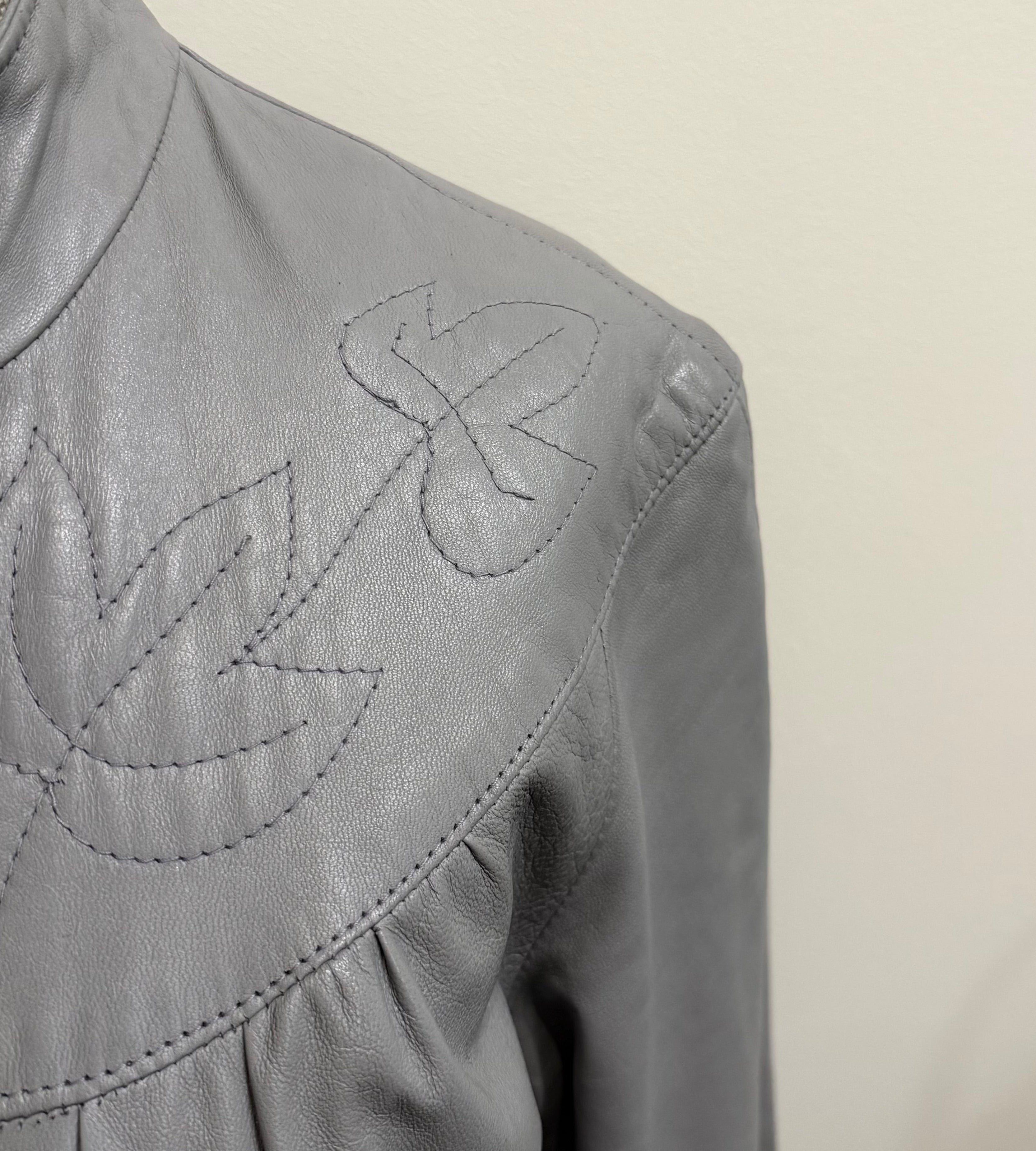 Vintage skórzany płaszcz z haftem