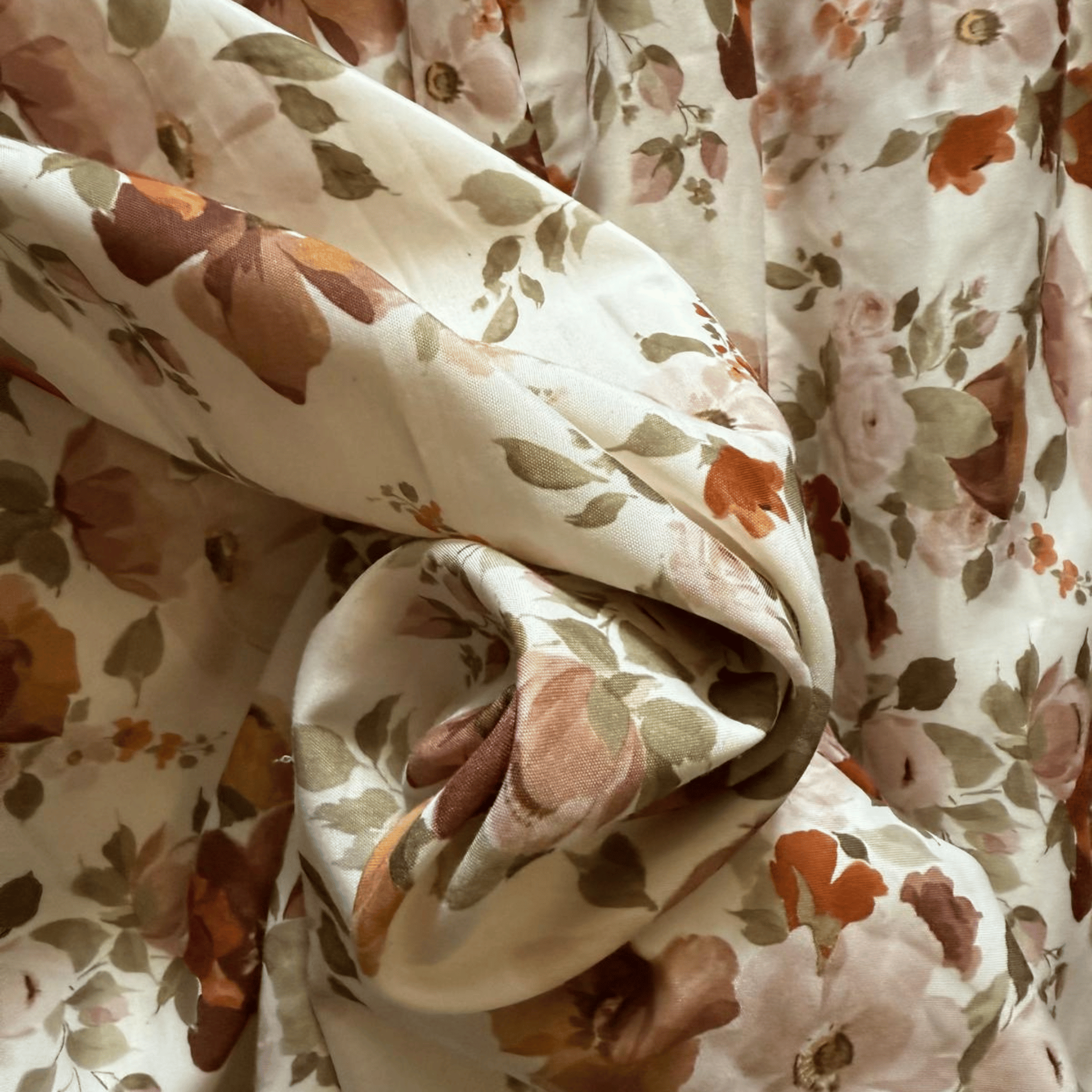 A long floral dress with a sweetheart neckline and a halter neck – a romantic vintage style