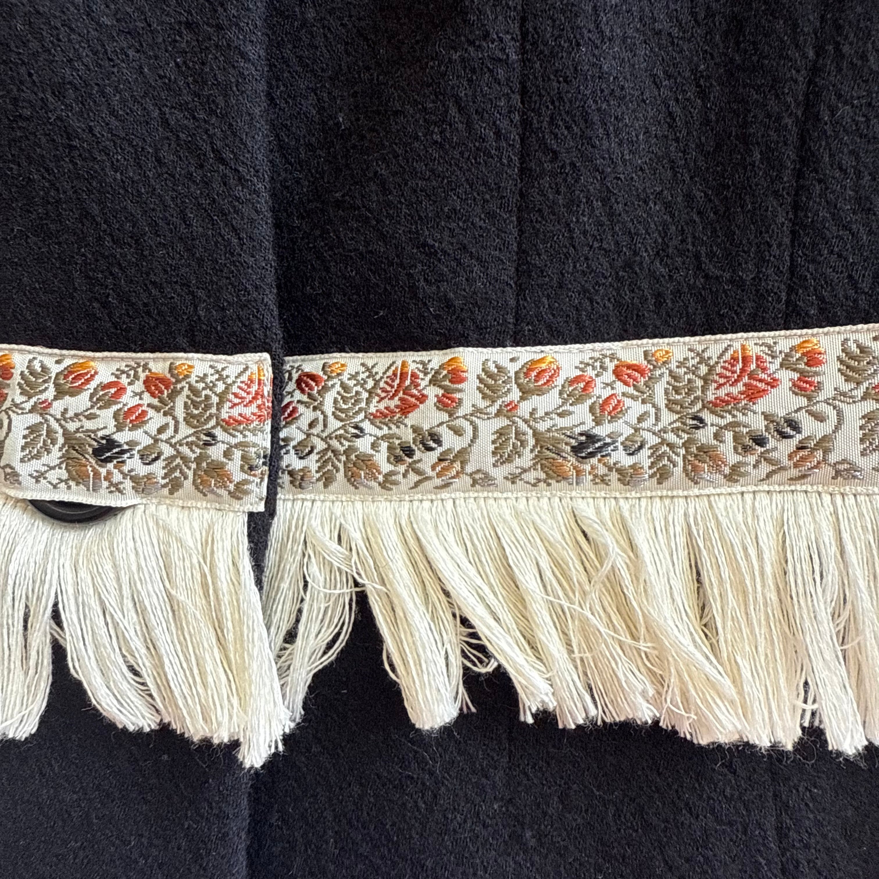 Krótki żakiet z wełny z ozdobnymi taśmami upcycling