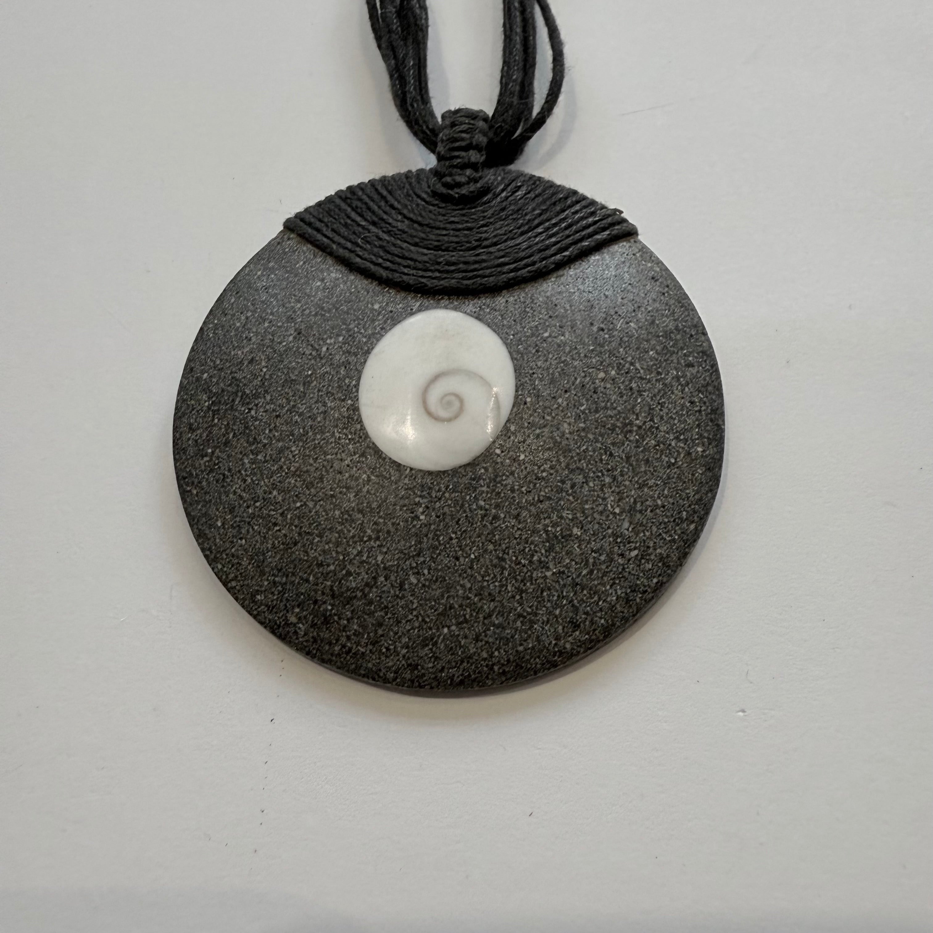 Naszyjnik z medalionem z lastryko