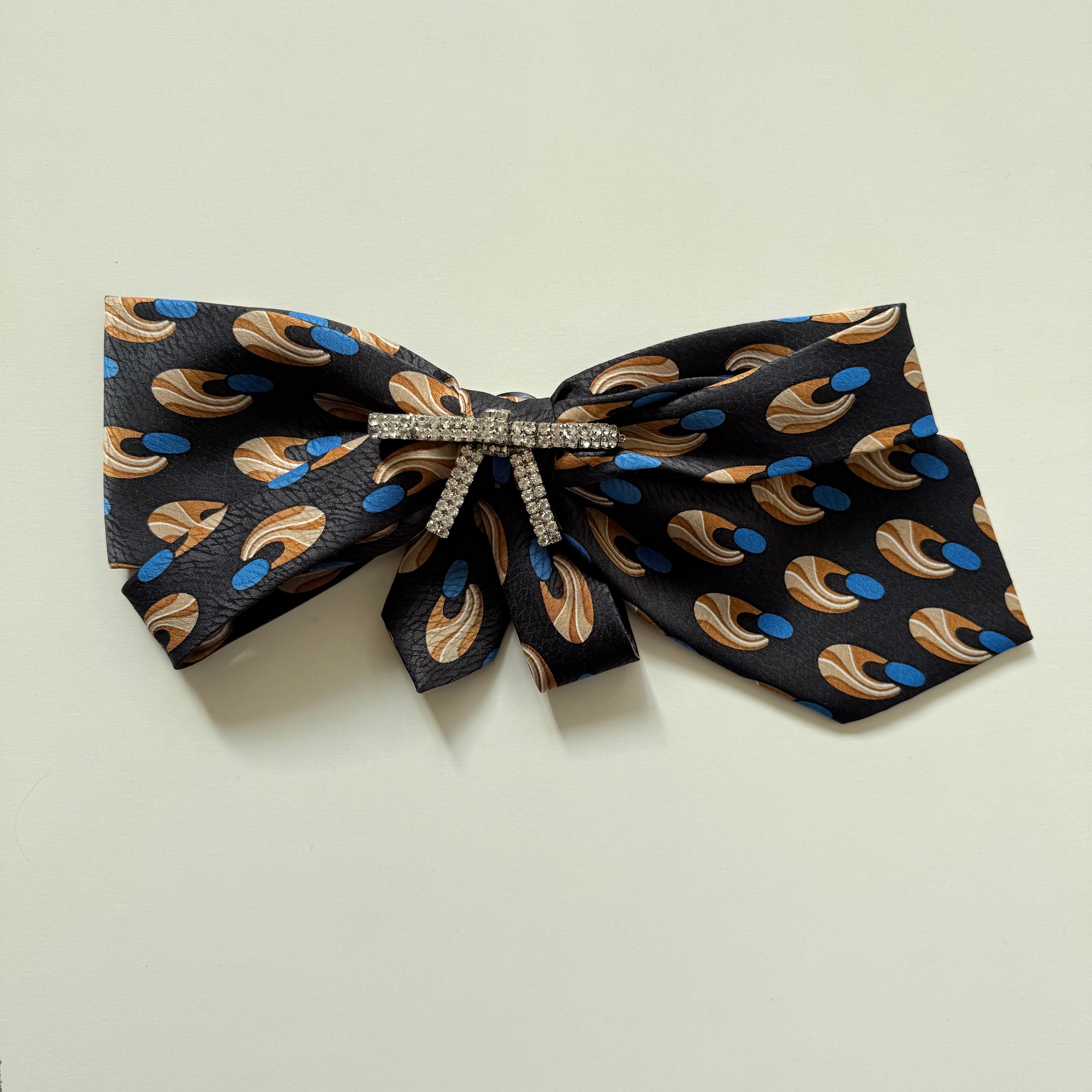 Broszka z jedwabnego krawata w niebieskie oczka