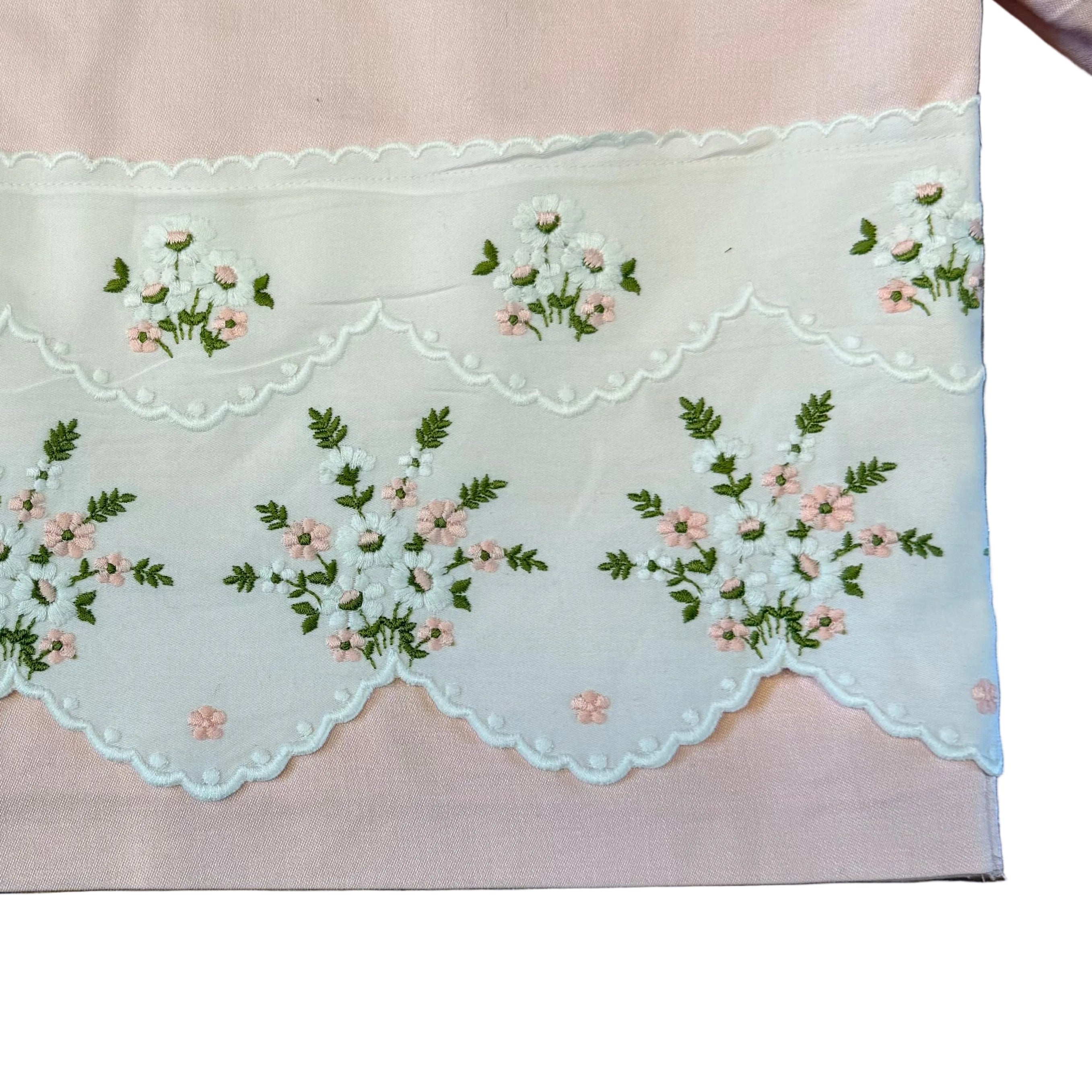 Różowa koszula z haftami upcycling