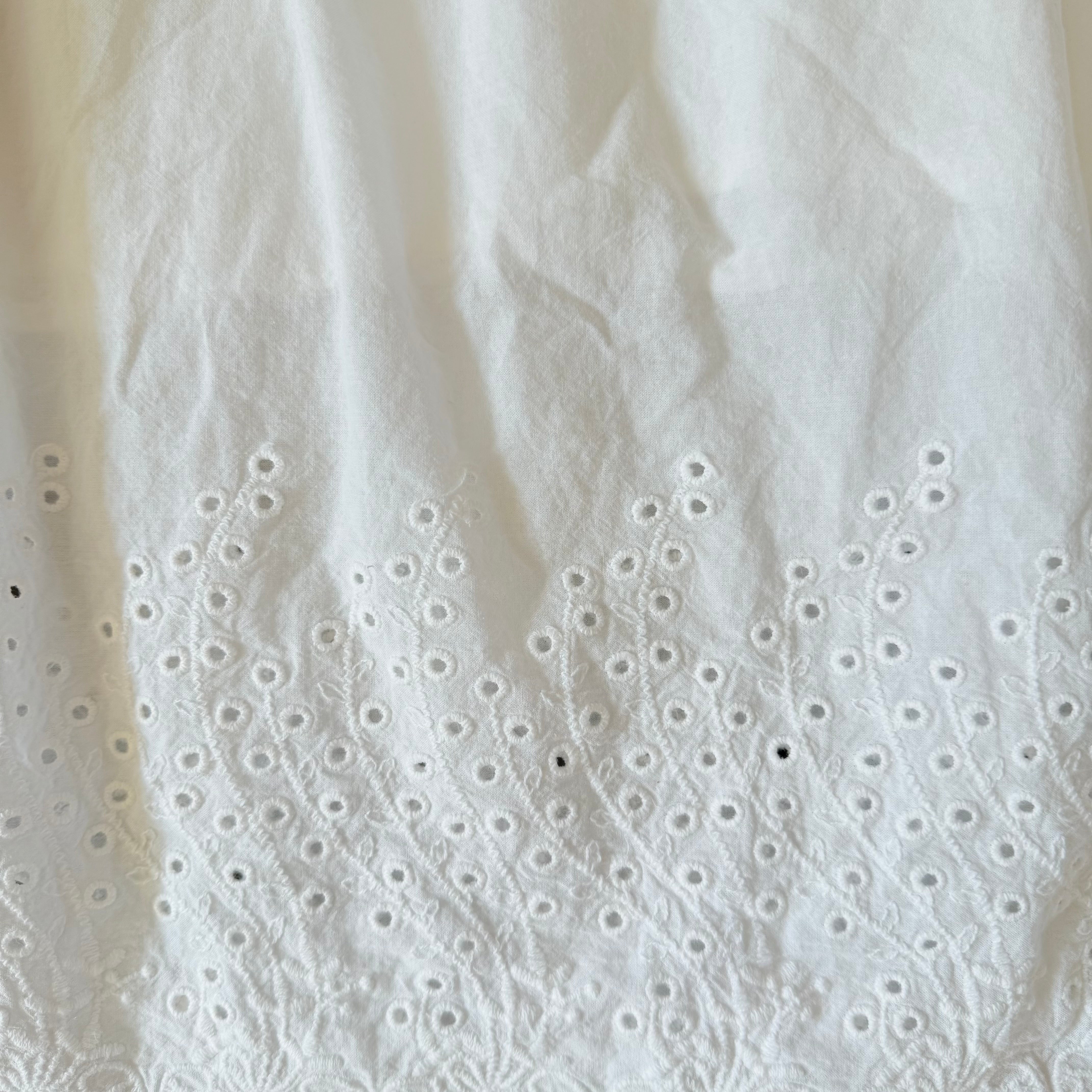 Biała spódnica midi z haftem