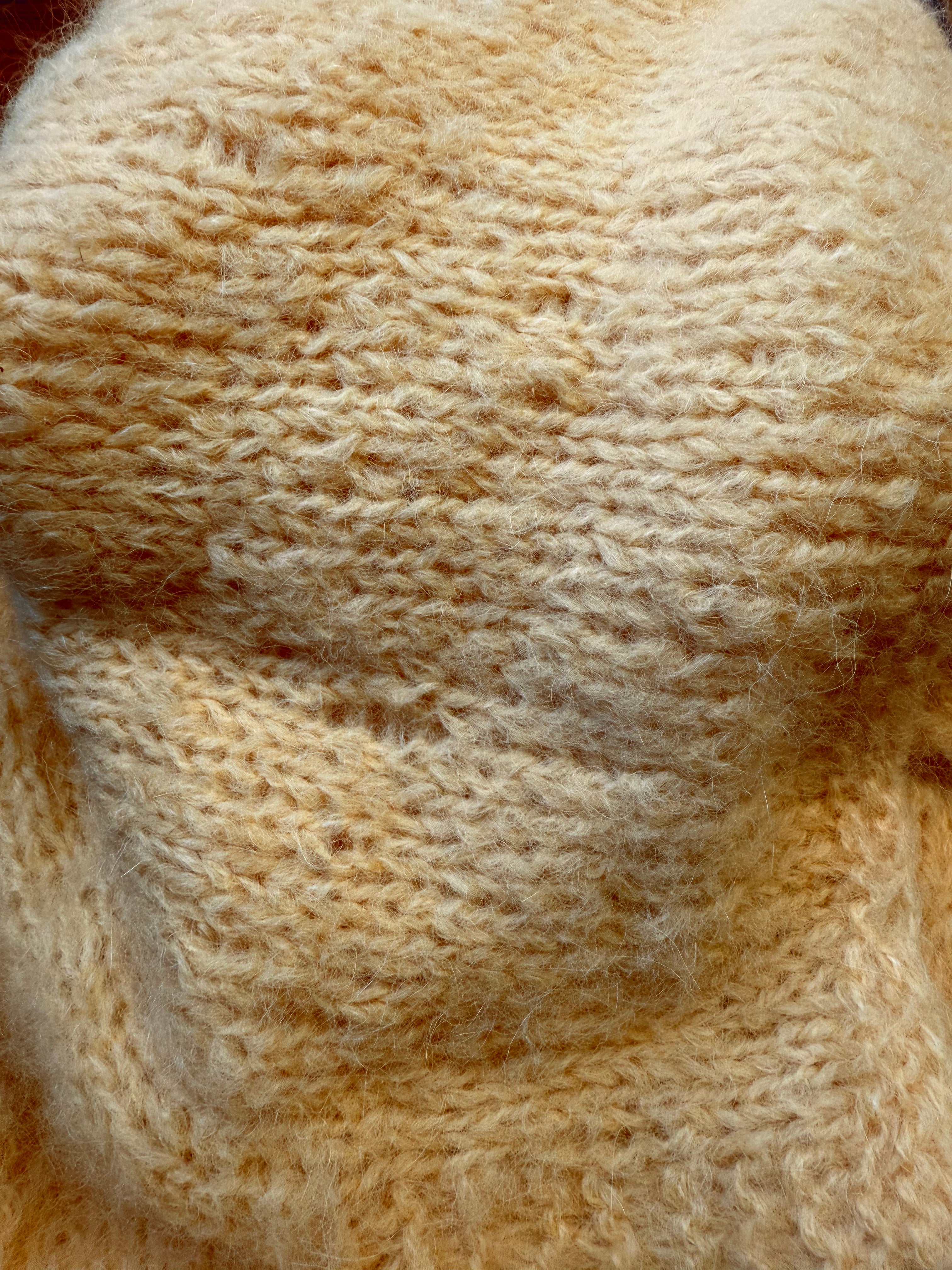 Mięciutki sweter ręcznie robiony