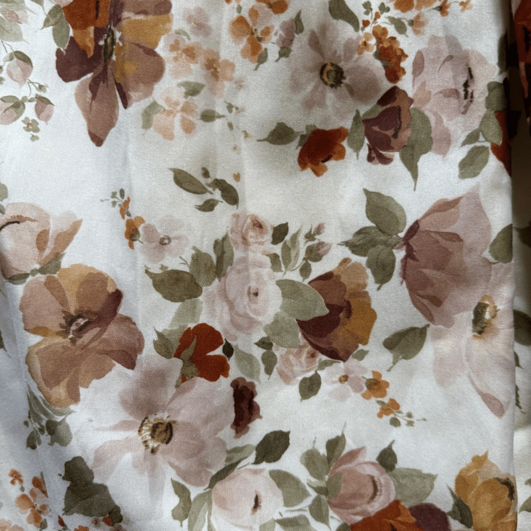 A long floral dress with a sweetheart neckline and a halter neck – a romantic vintage style