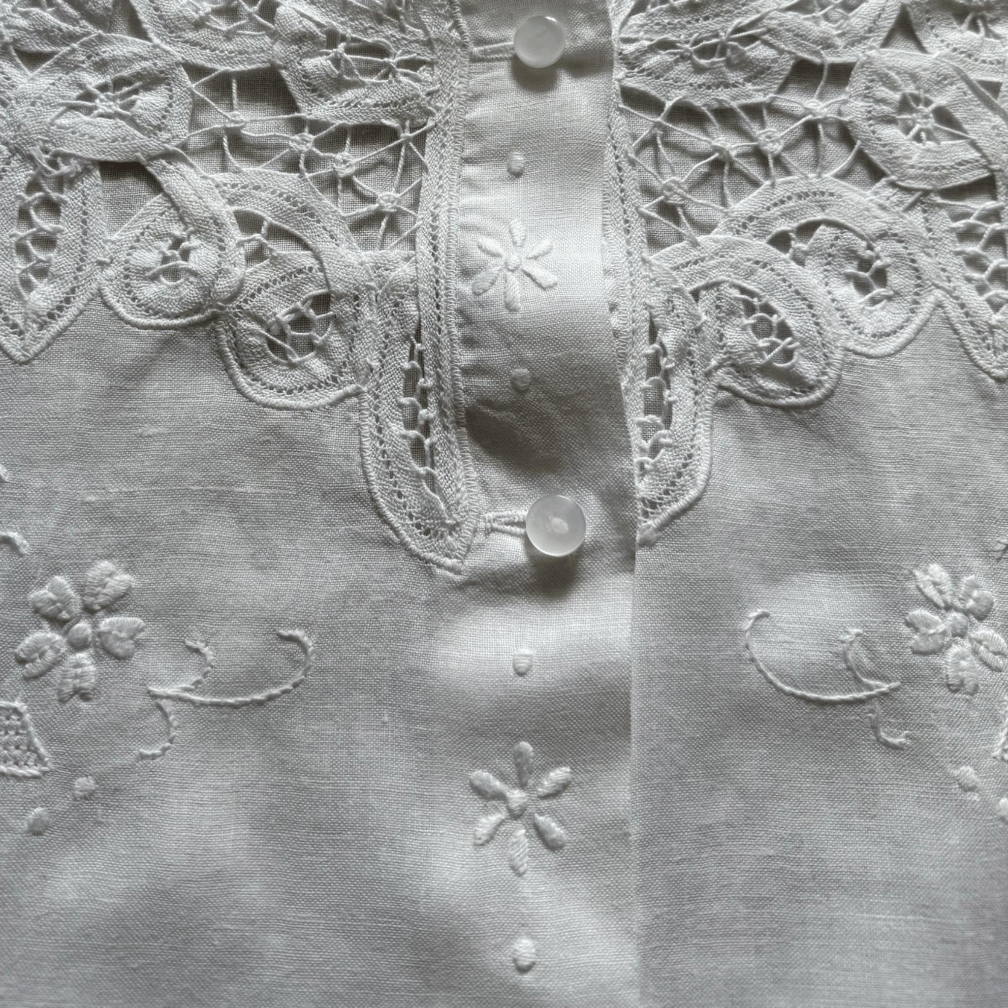 Vintage white blouse with embroidery and lace collar – romantic retro style