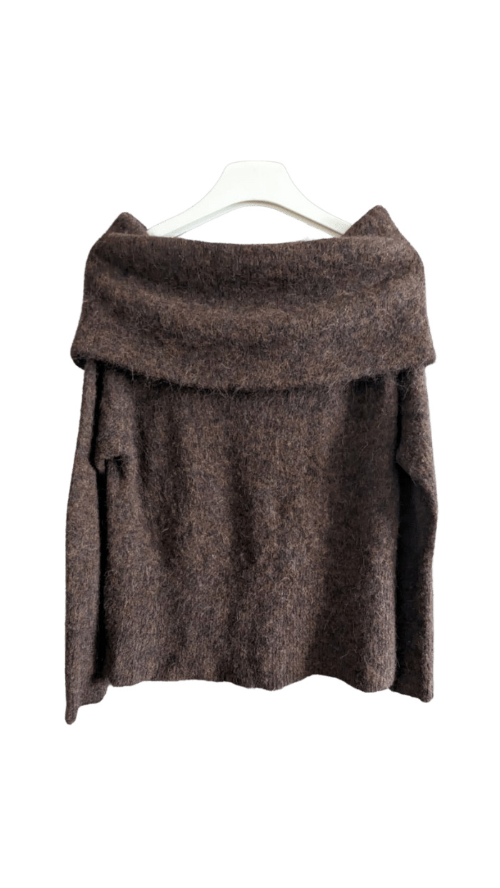 Brązowy sweter z szerokim kołnierzem Carin Wester – ciepły i elegancki fason - RESTYLER