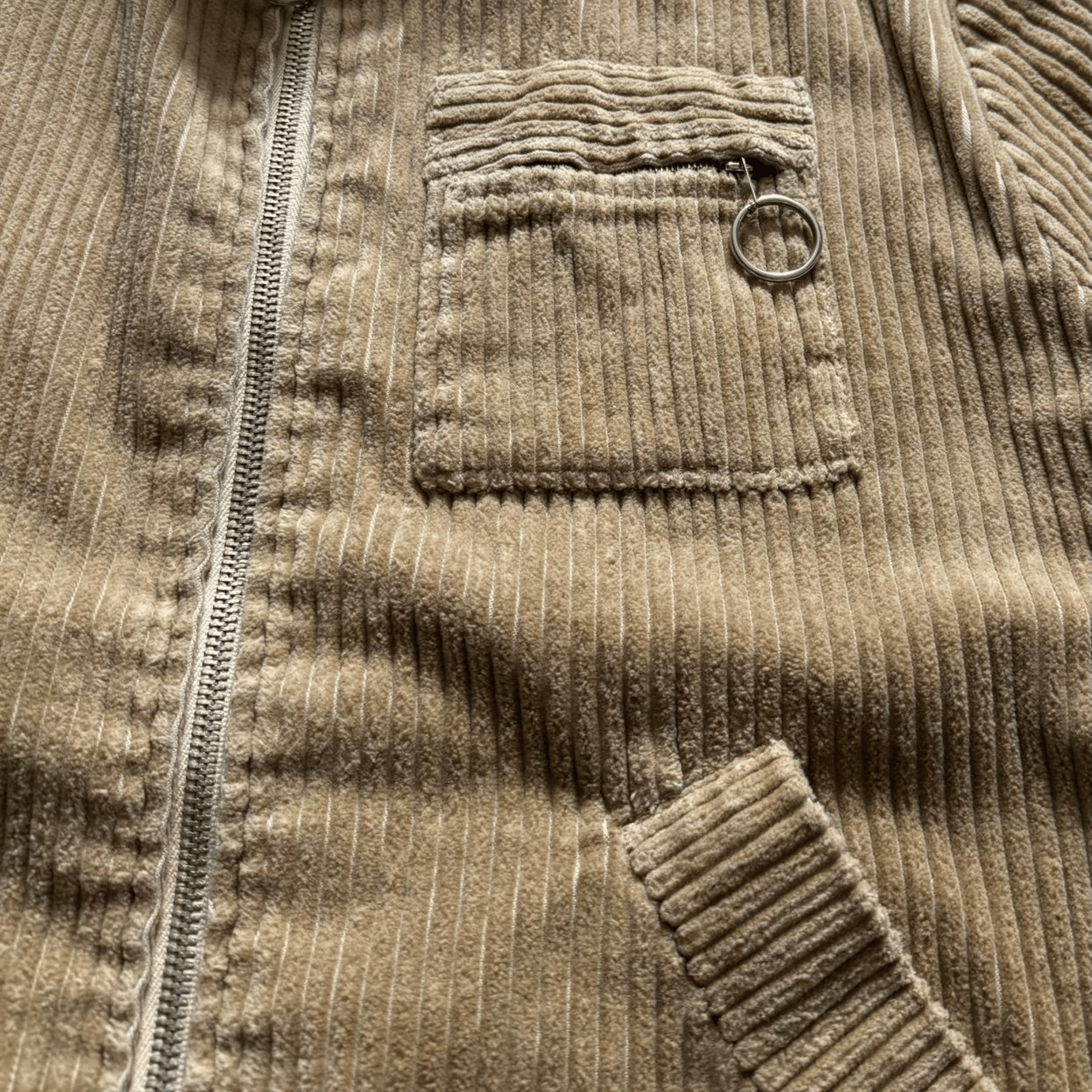 Vintage beżowa kurtka sztruksowa z zamkiem – stójka, kieszenie, retro styl