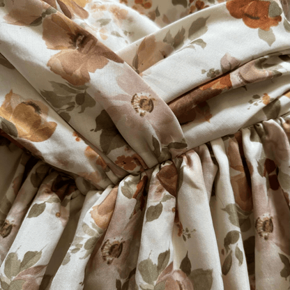 A long floral dress with a sweetheart neckline and a halter neck – a romantic vintage style