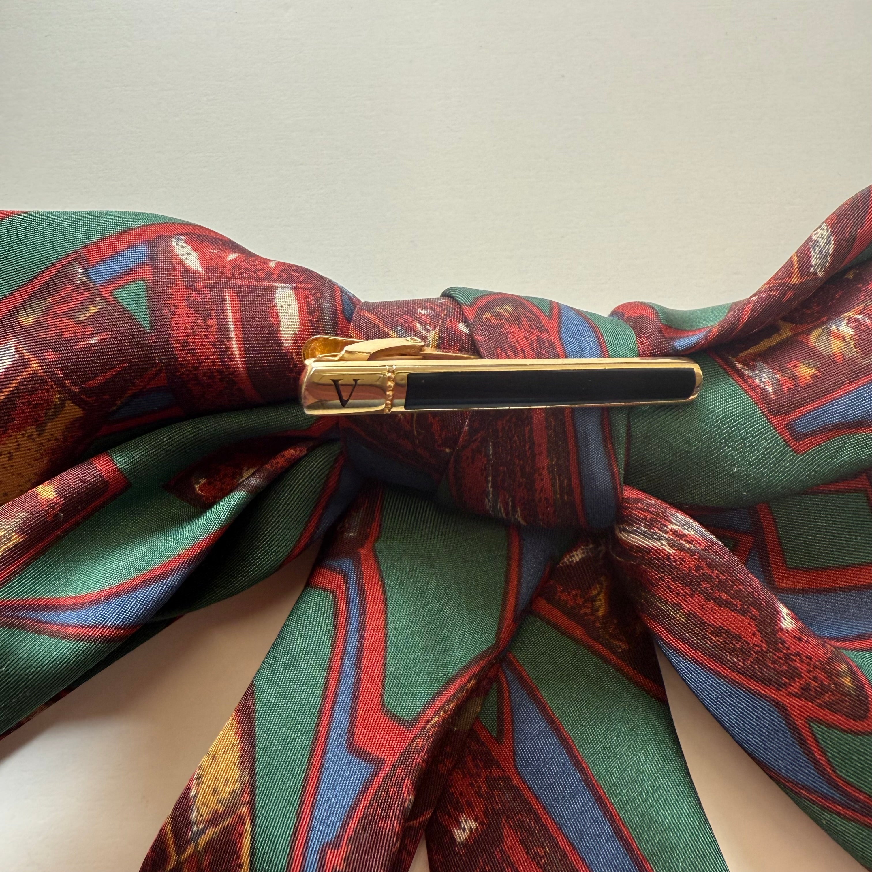 Brocha kokarda z jedwabnego krawata ze spinką