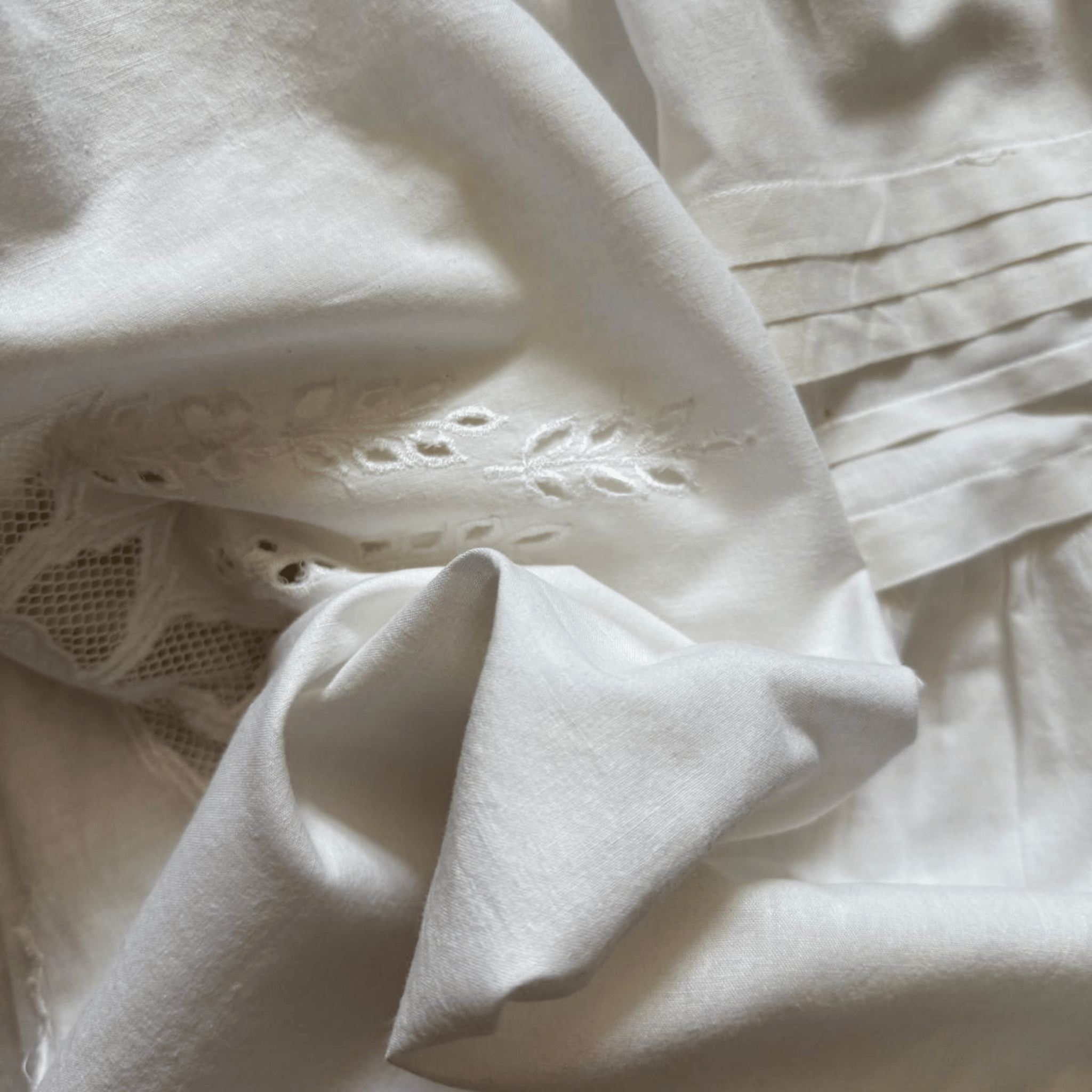 Biała vintage spódnica z haftem i koronką – styl rustykalny cottagecore