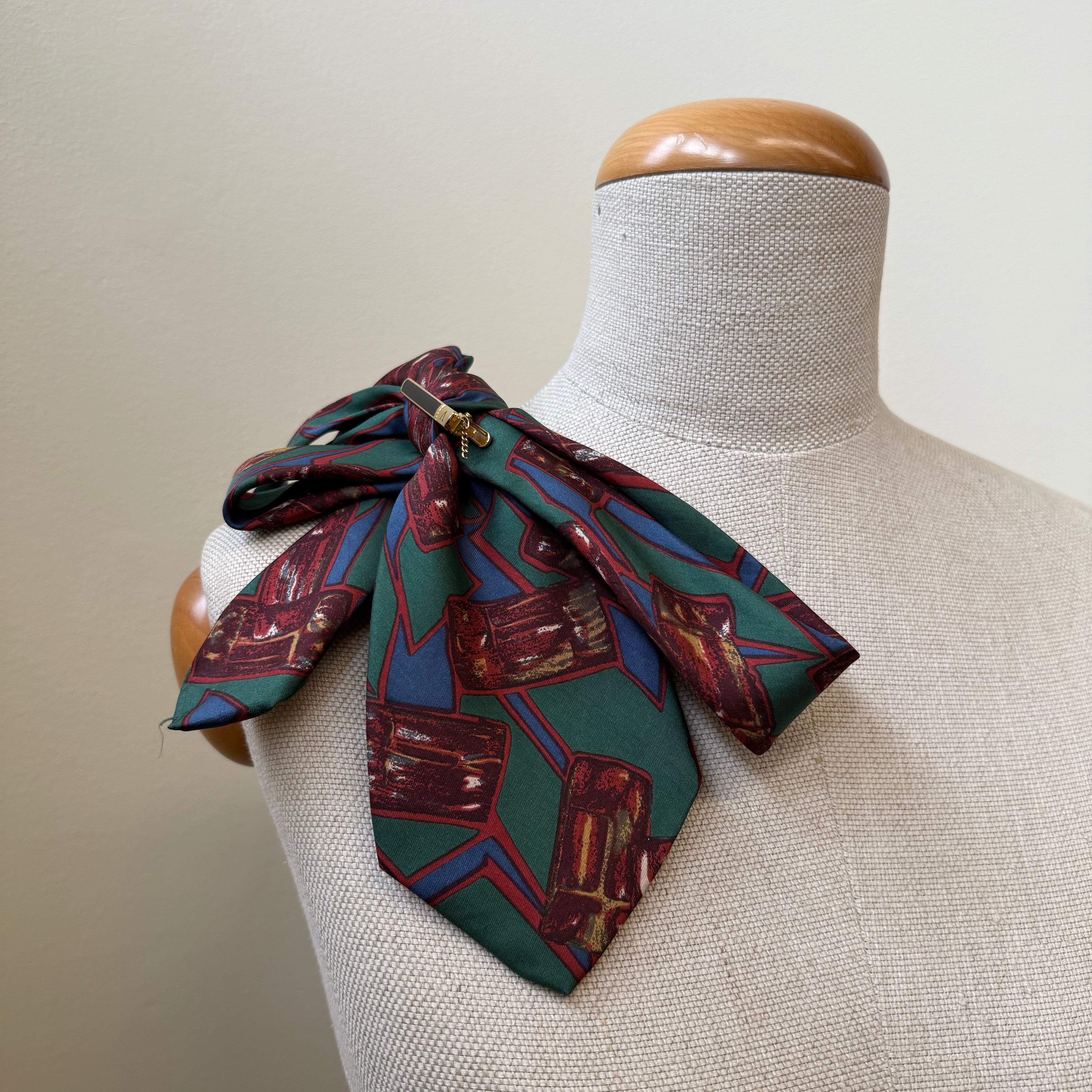 Brocha kokarda z jedwabnego krawata ze spinką