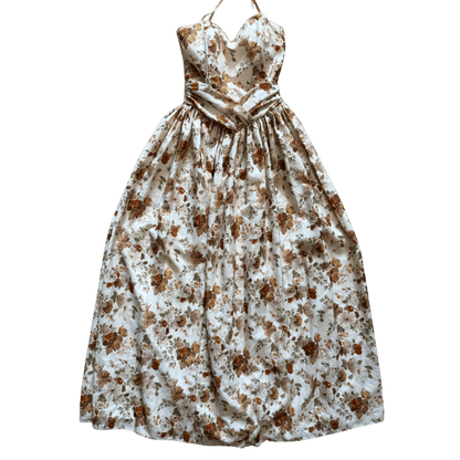 A long floral dress with a sweetheart neckline and a halter neck – a romantic vintage style
