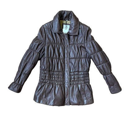 Brązowa kurtka skórzana z marszczeniami