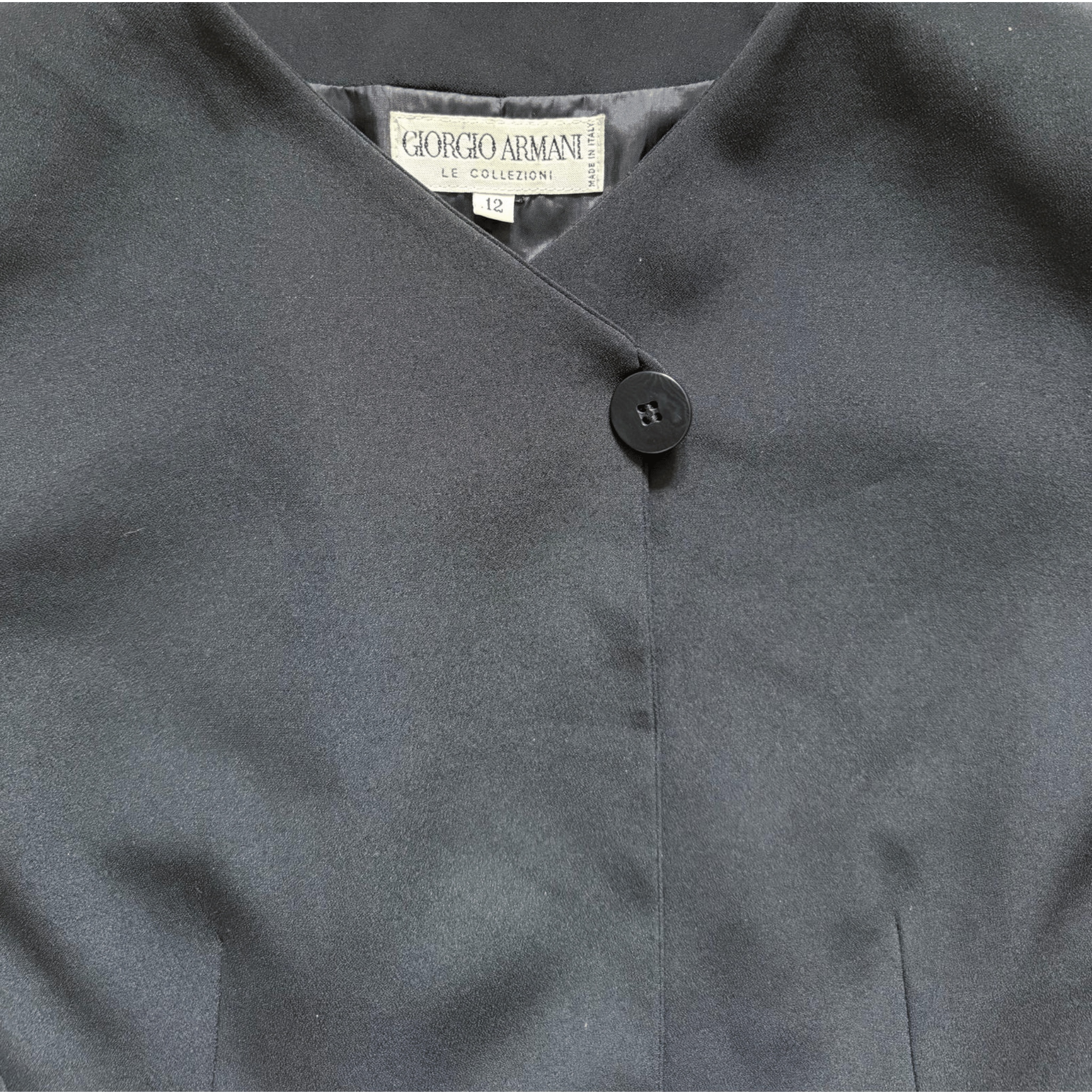 Elegant black Giorgio Armani Le Collezioni women's jacket – classic design