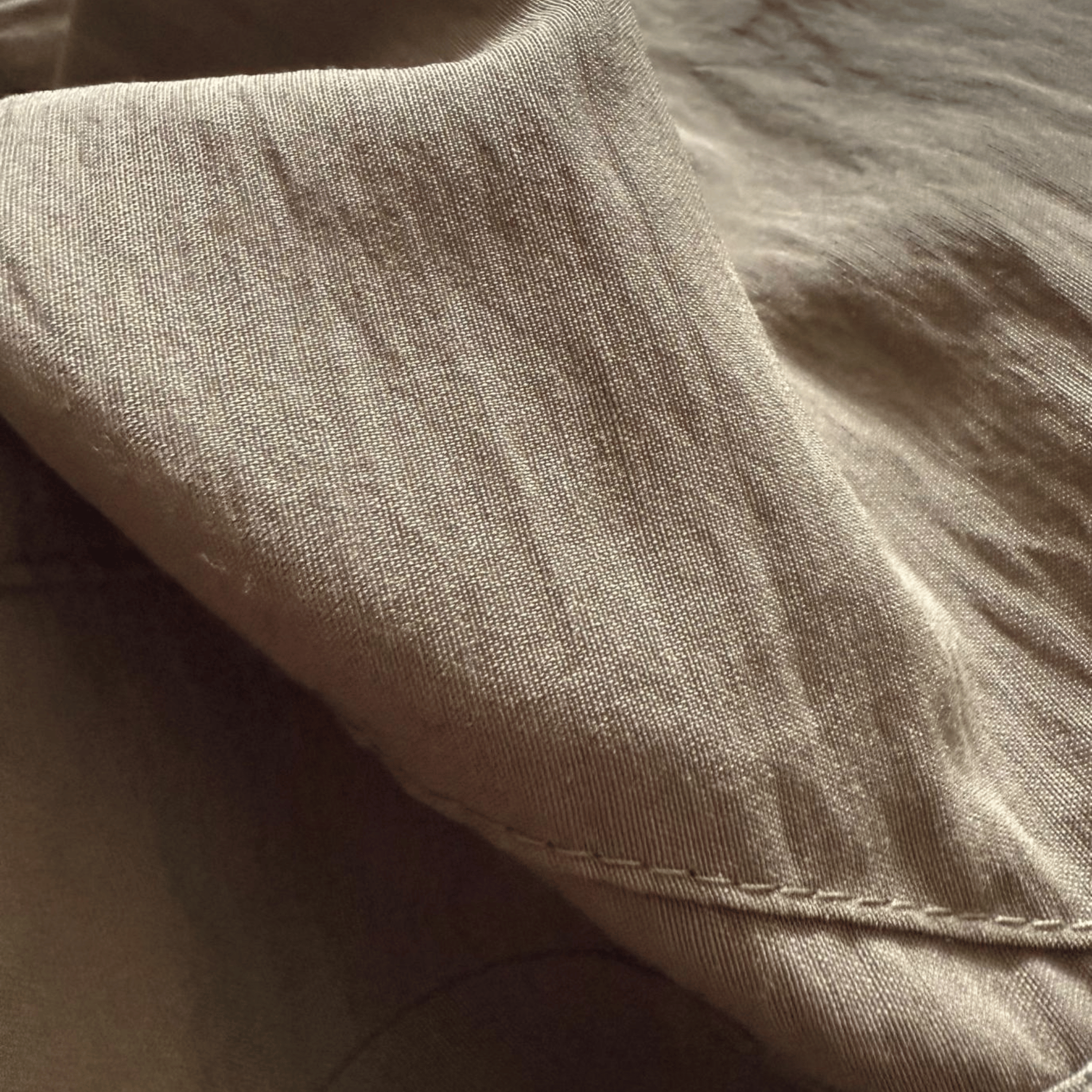 Elegancka taupe bluzka Betty Barclay z krótkim rękawem i guzikami – styl minimalistyczny