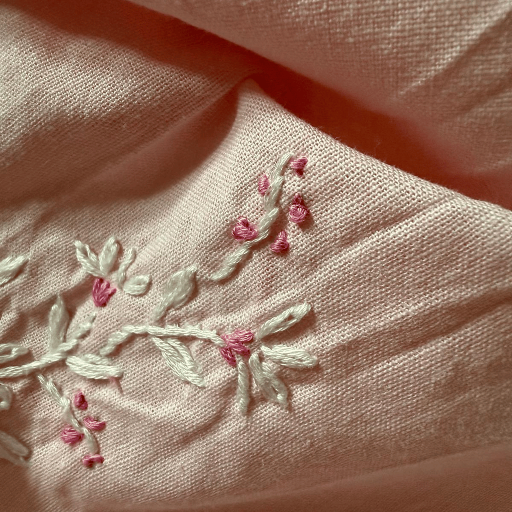 Różowa trójkątna apaszka z haftem kwiatowym i koronką w stylu vintage