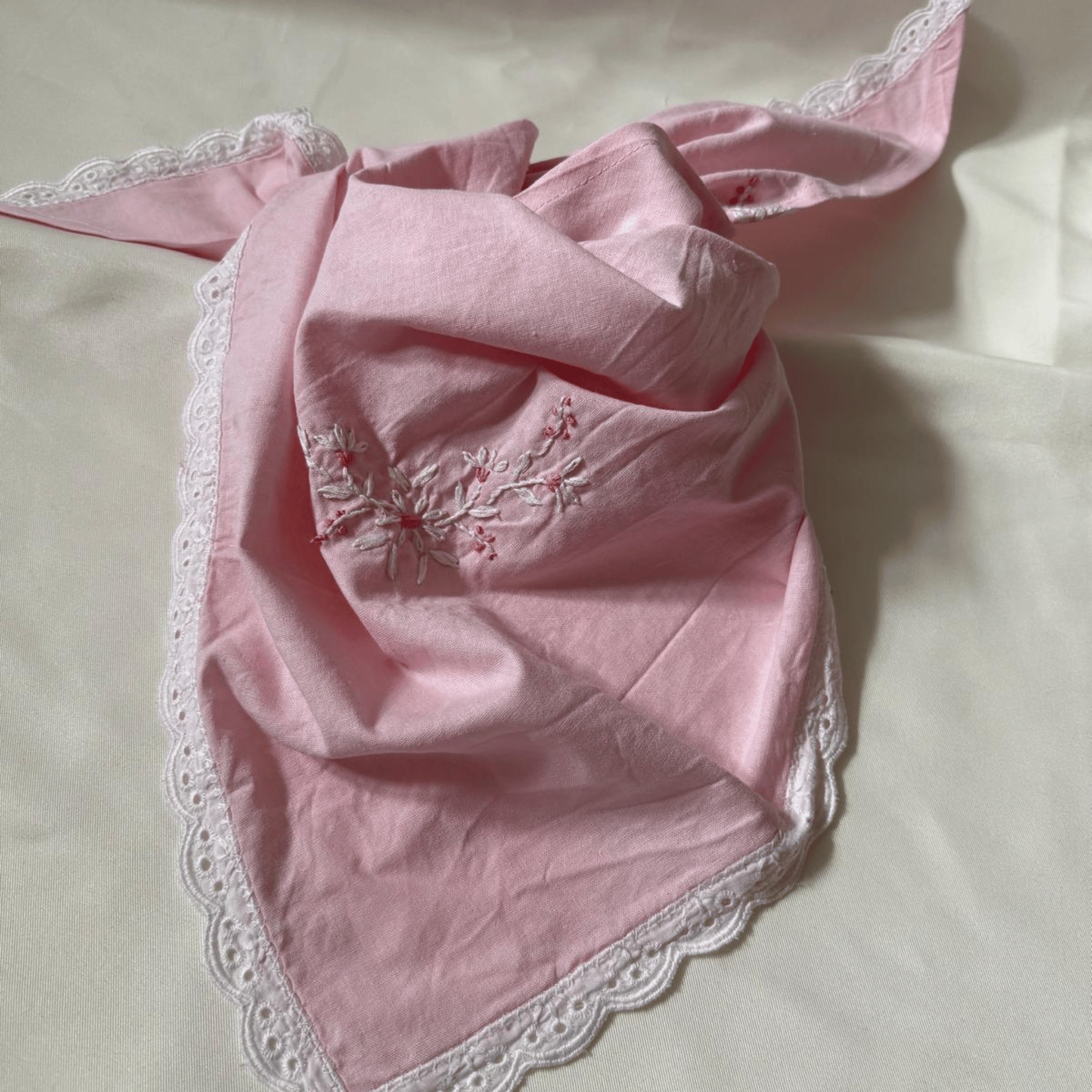 Różowa trójkątna apaszka z haftem kwiatowym i koronką w stylu vintage