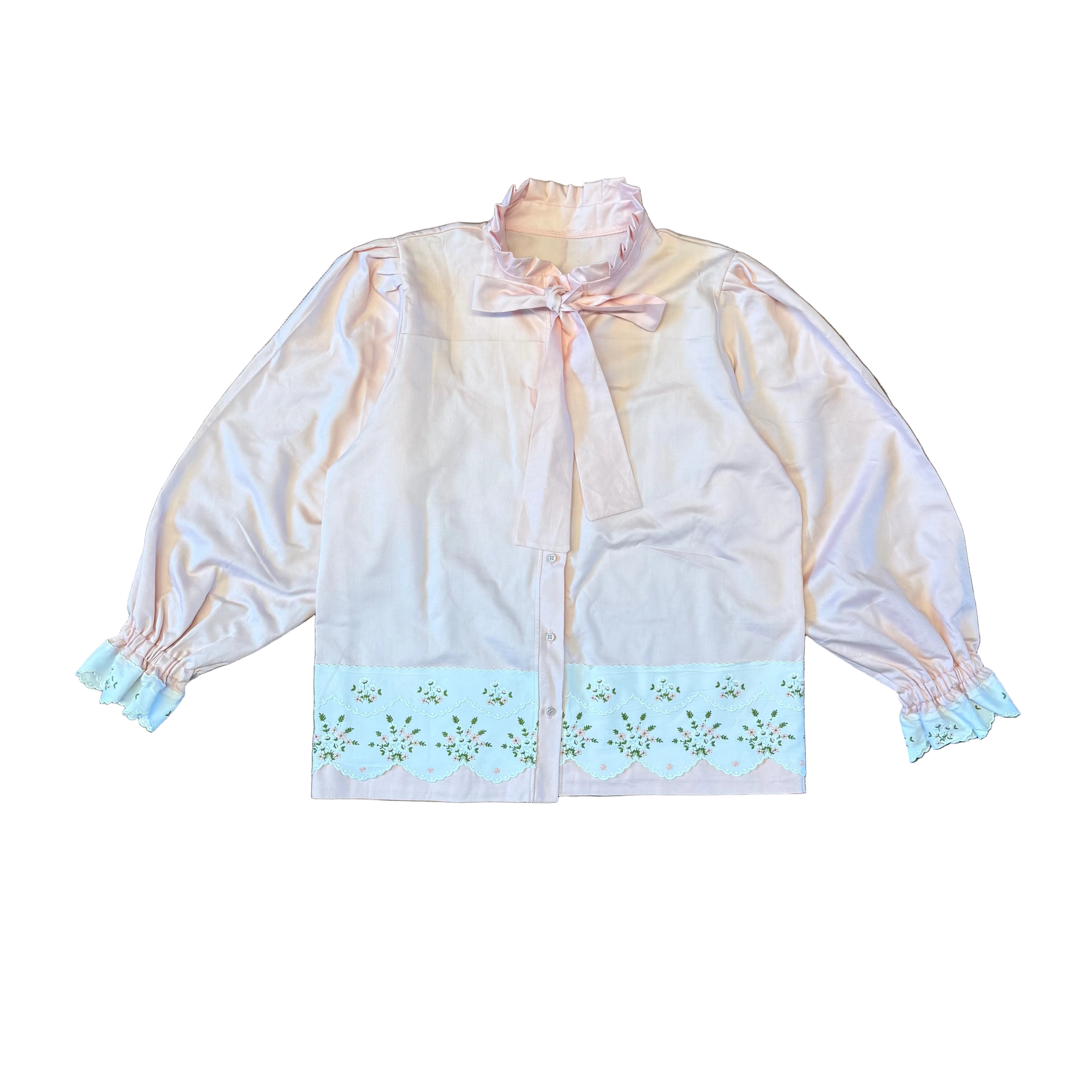 Różowa koszula z haftami upcycling