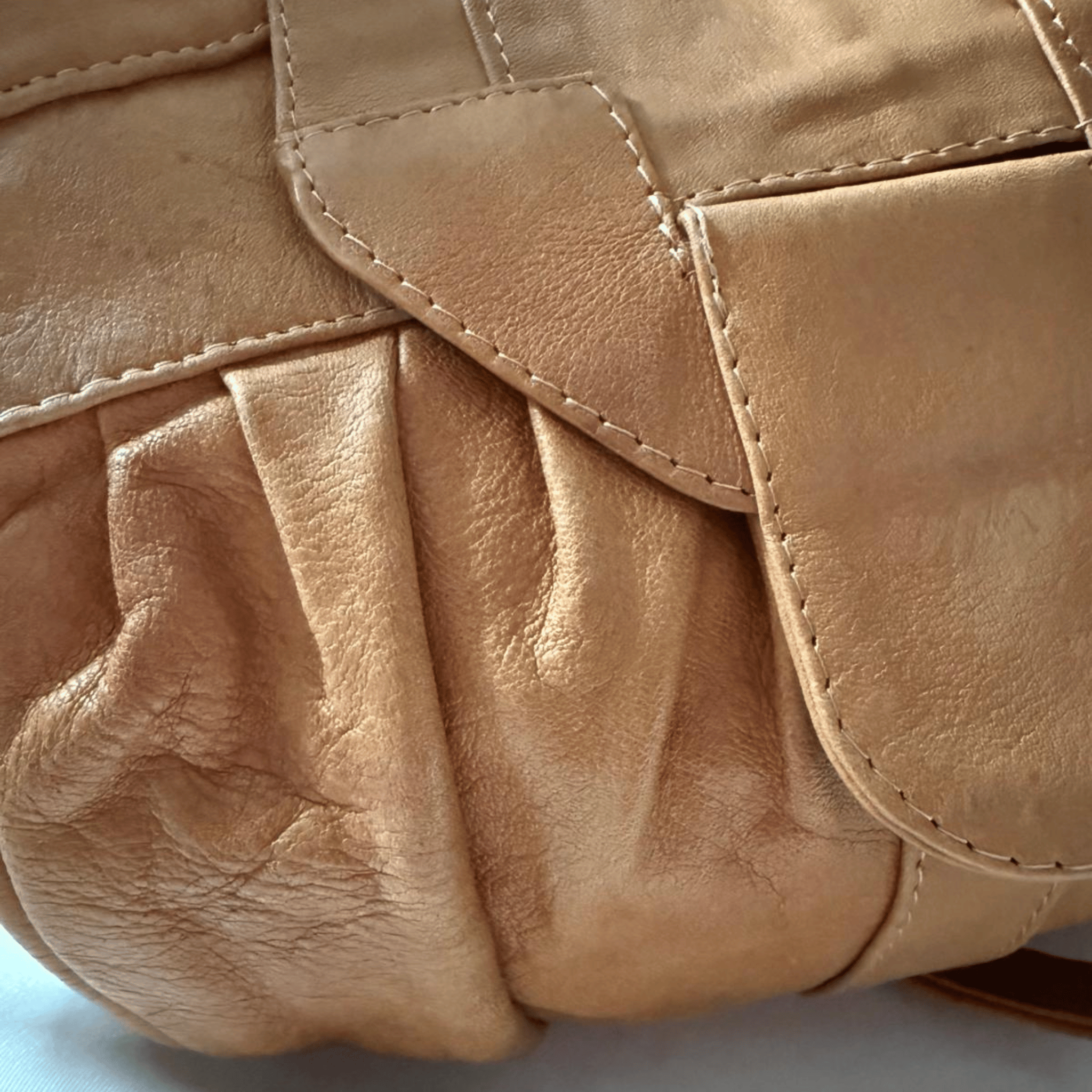 Karmelowa skórzana torebka hobo vintage z regulowanym paskiem
