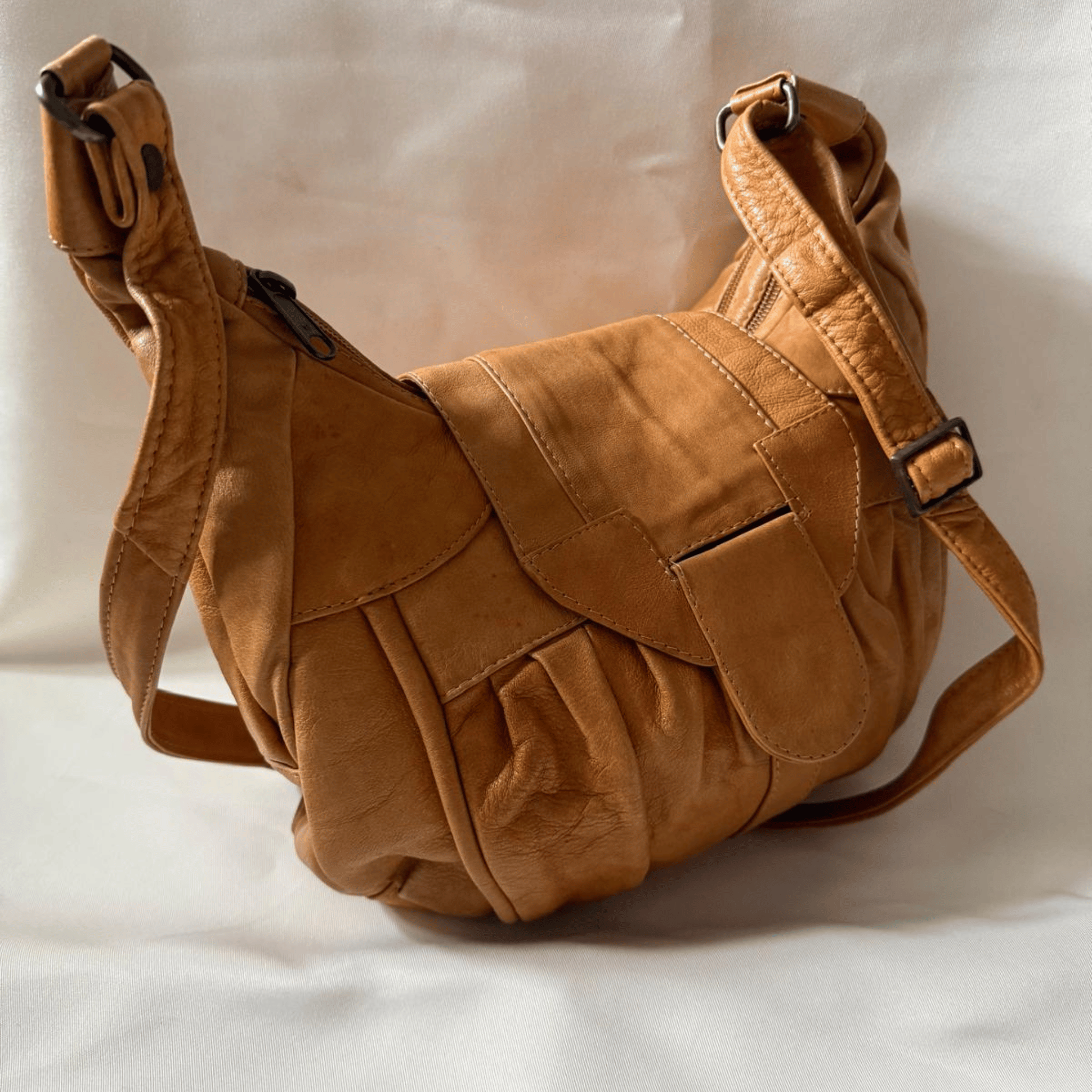 Karmelowa skórzana torebka hobo vintage z regulowanym paskiem