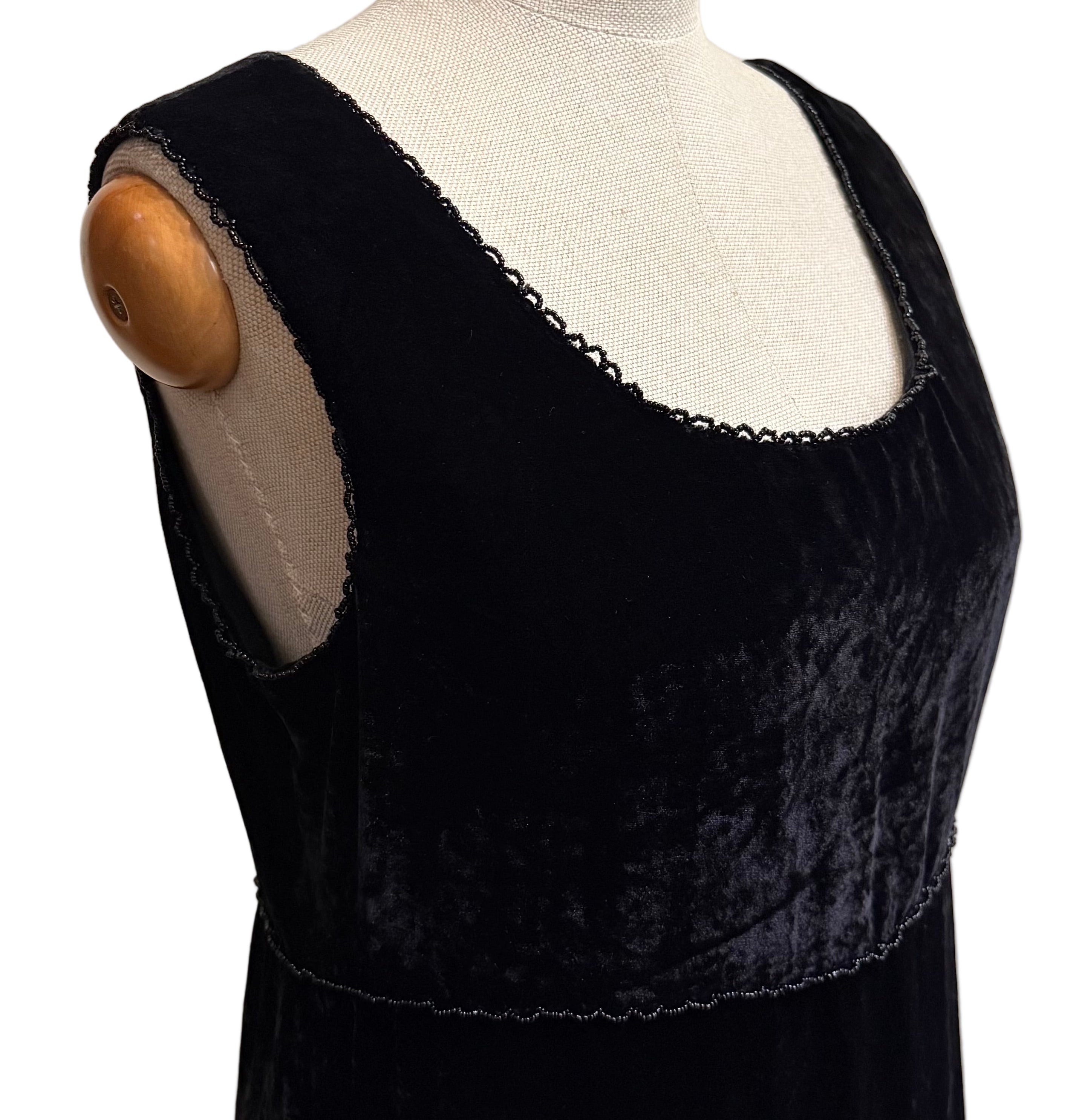 Welurowa czarna sukienka z jedwabiem