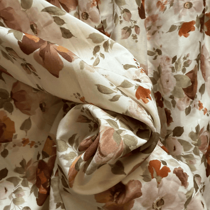 A long floral dress with a sweetheart neckline and a halter neck – a romantic vintage style