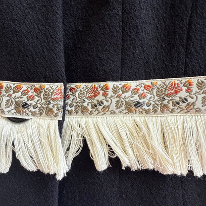 Krótki żakiet z wełny z ozdobnymi taśmami upcycling