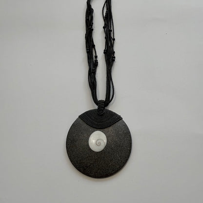 Naszyjnik z medalionem z lastryko