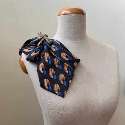 Broszka z jedwabnego krawata w niebieskie oczka