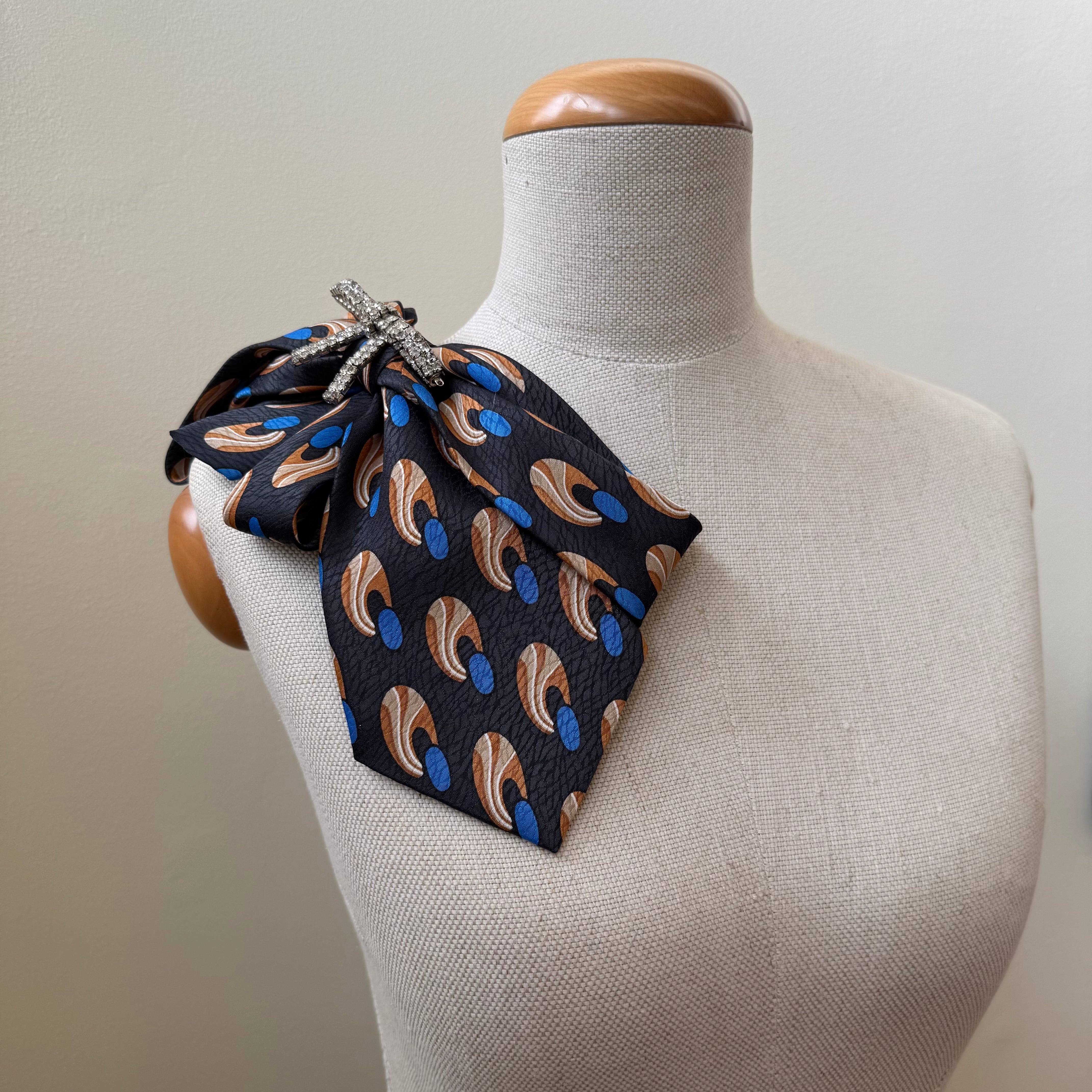 Broszka z jedwabnego krawata w niebieskie oczka