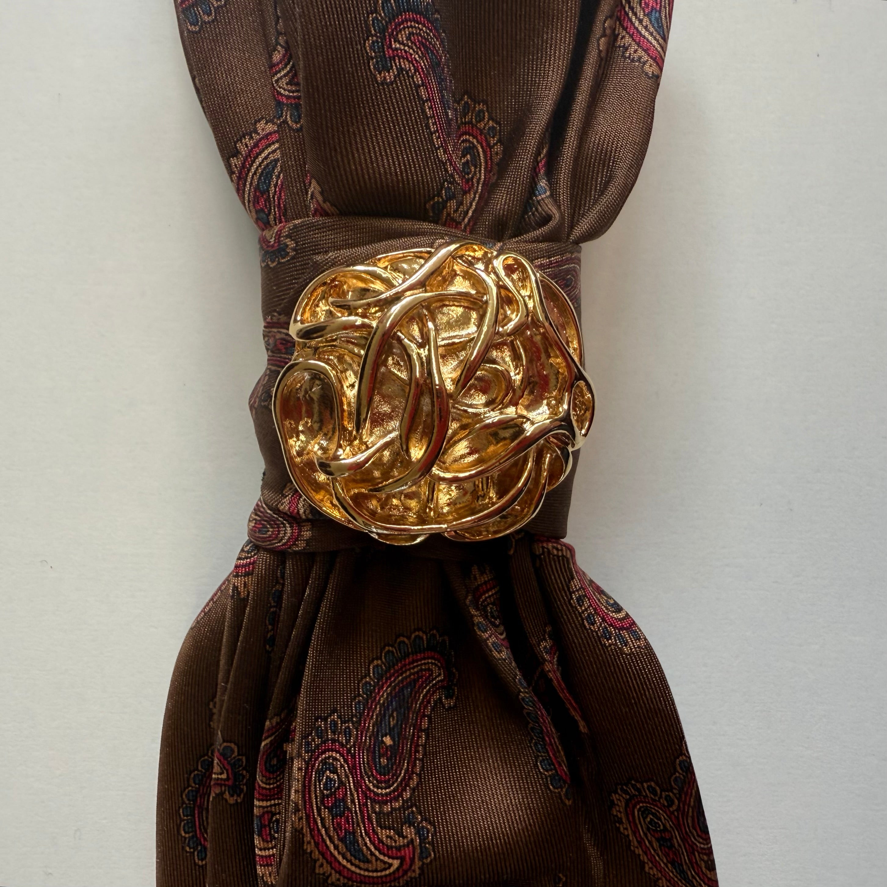 Broszka upcyclingowa jedwabna brązowa