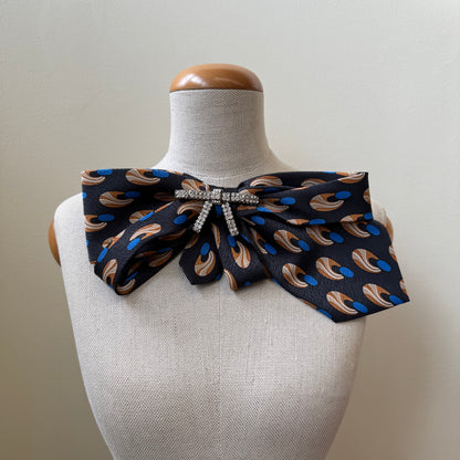 Broszka z jedwabnego krawata w niebieskie oczka