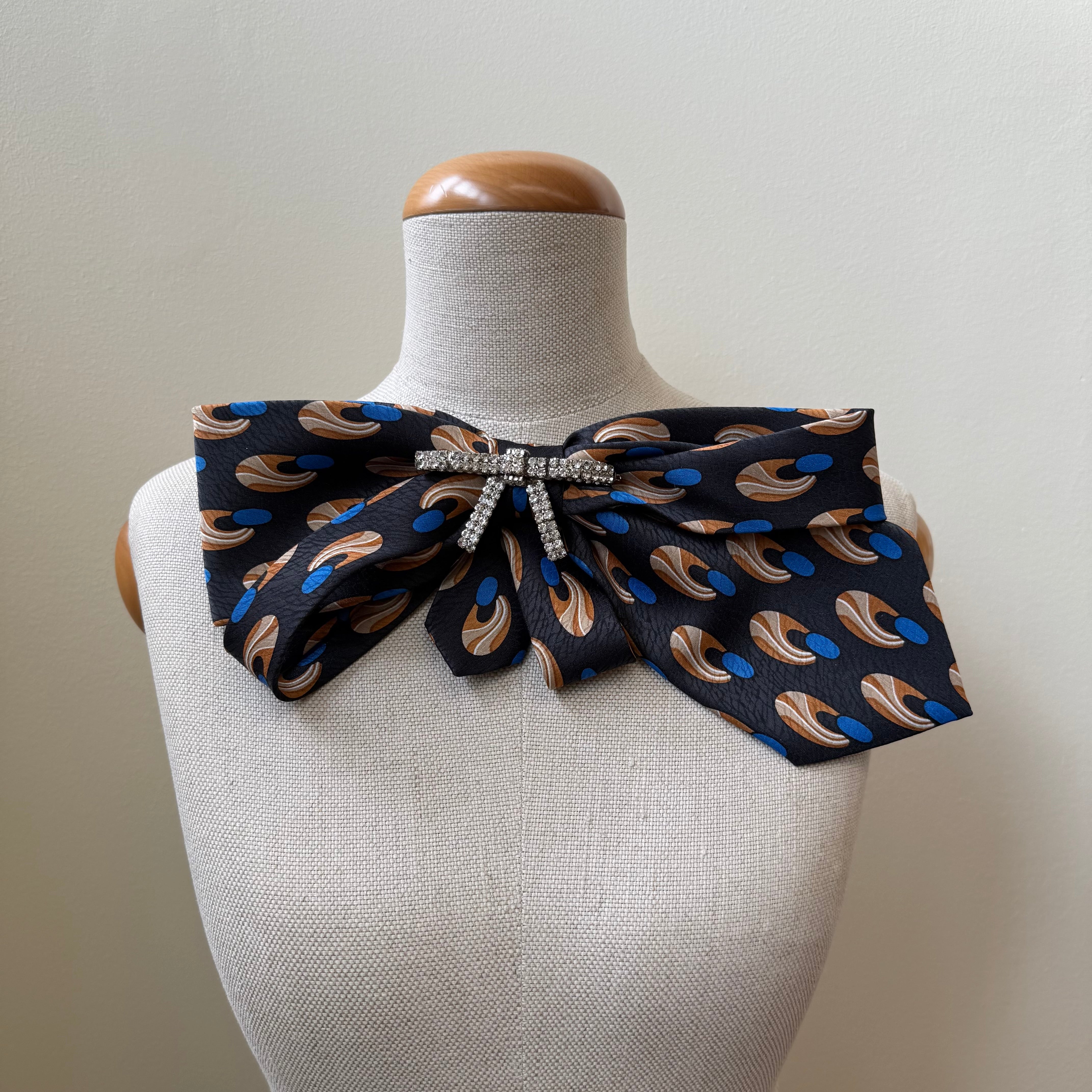 Broszka z jedwabnego krawata w niebieskie oczka