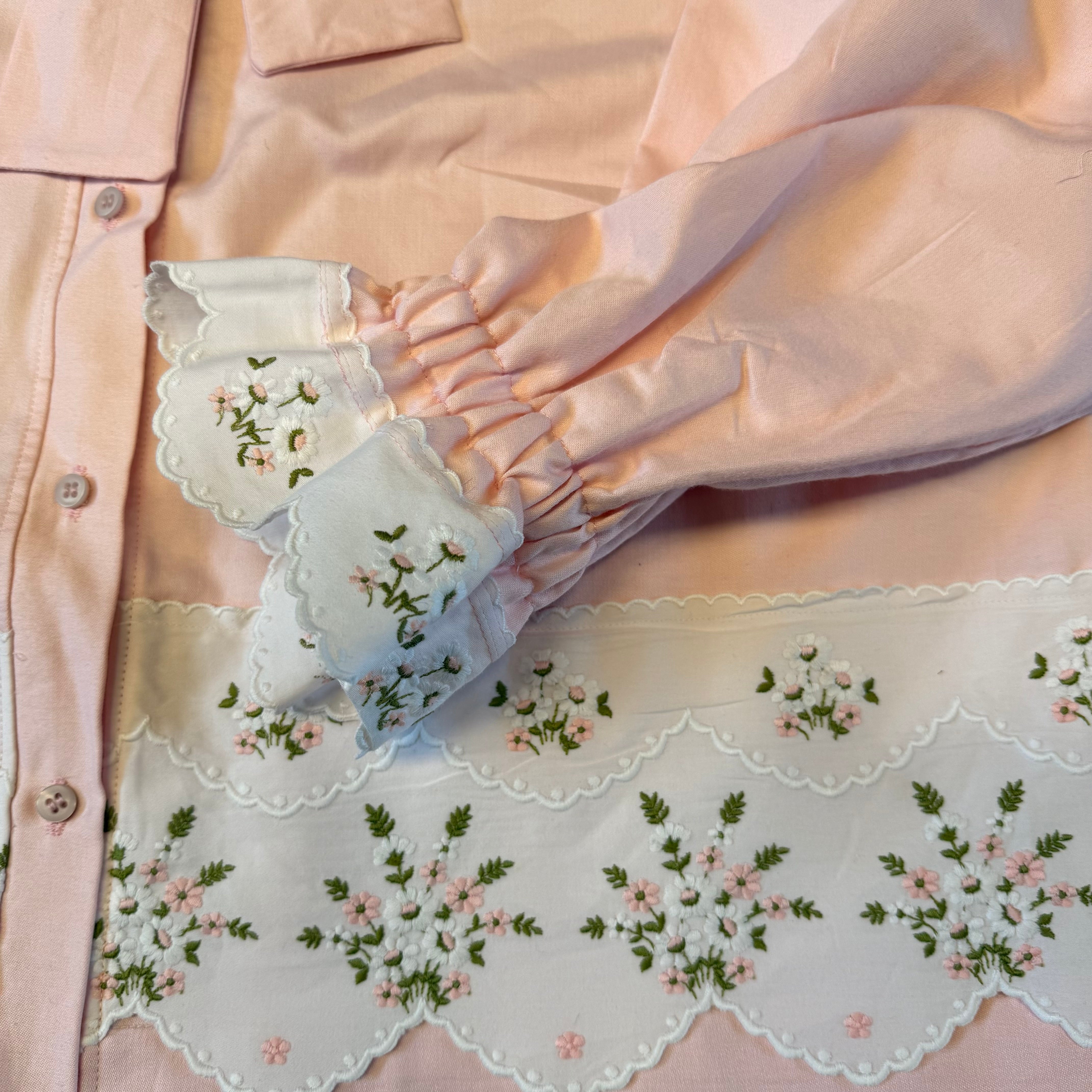 Różowa koszula z haftami upcycling