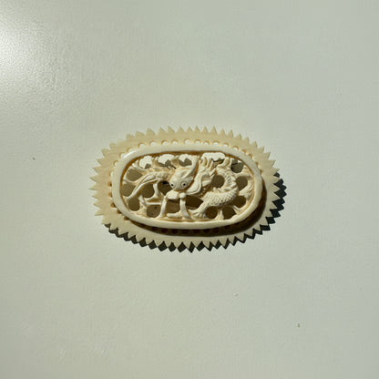 Vintage broszka z kości z motywem smoka