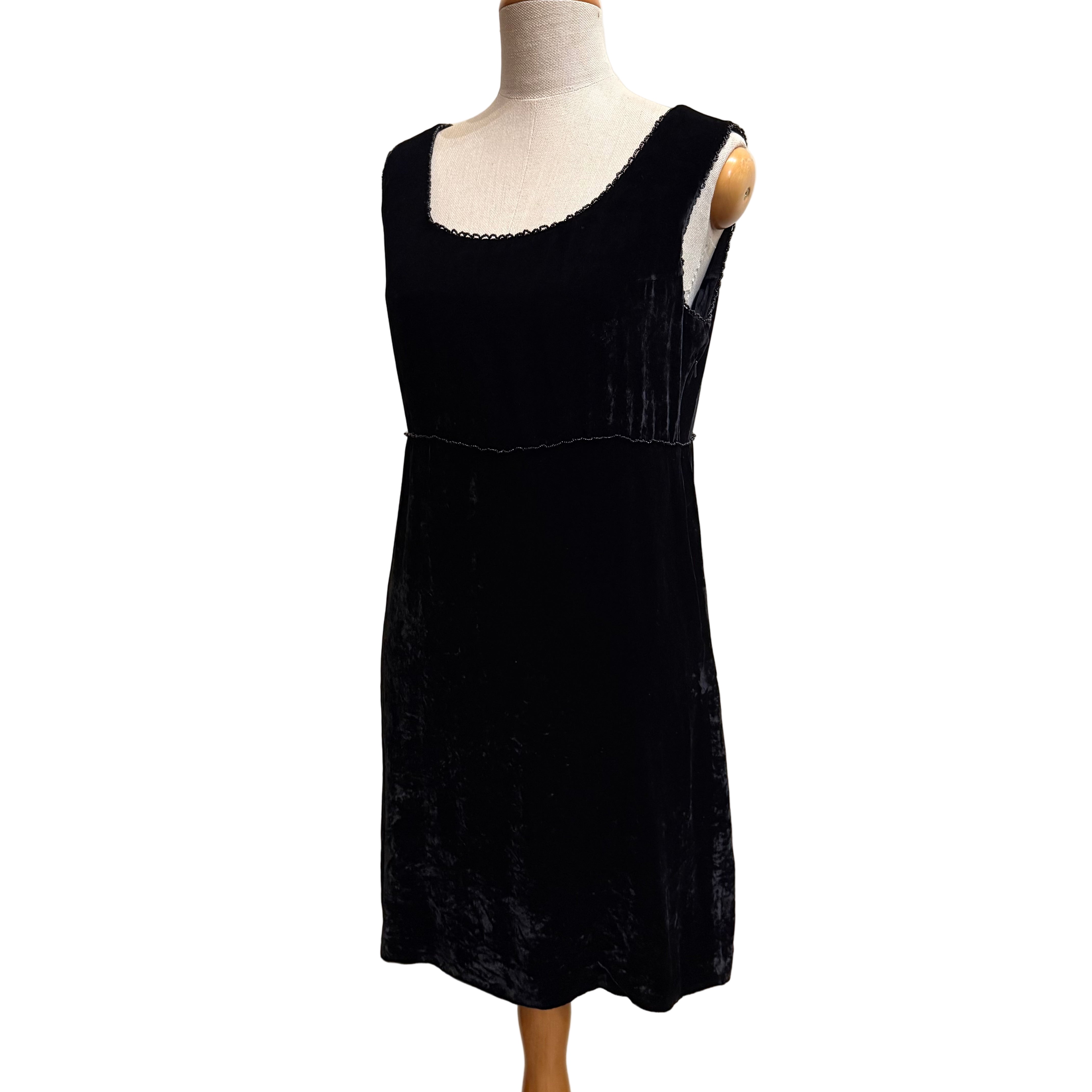 Welurowa czarna sukienka z jedwabiem