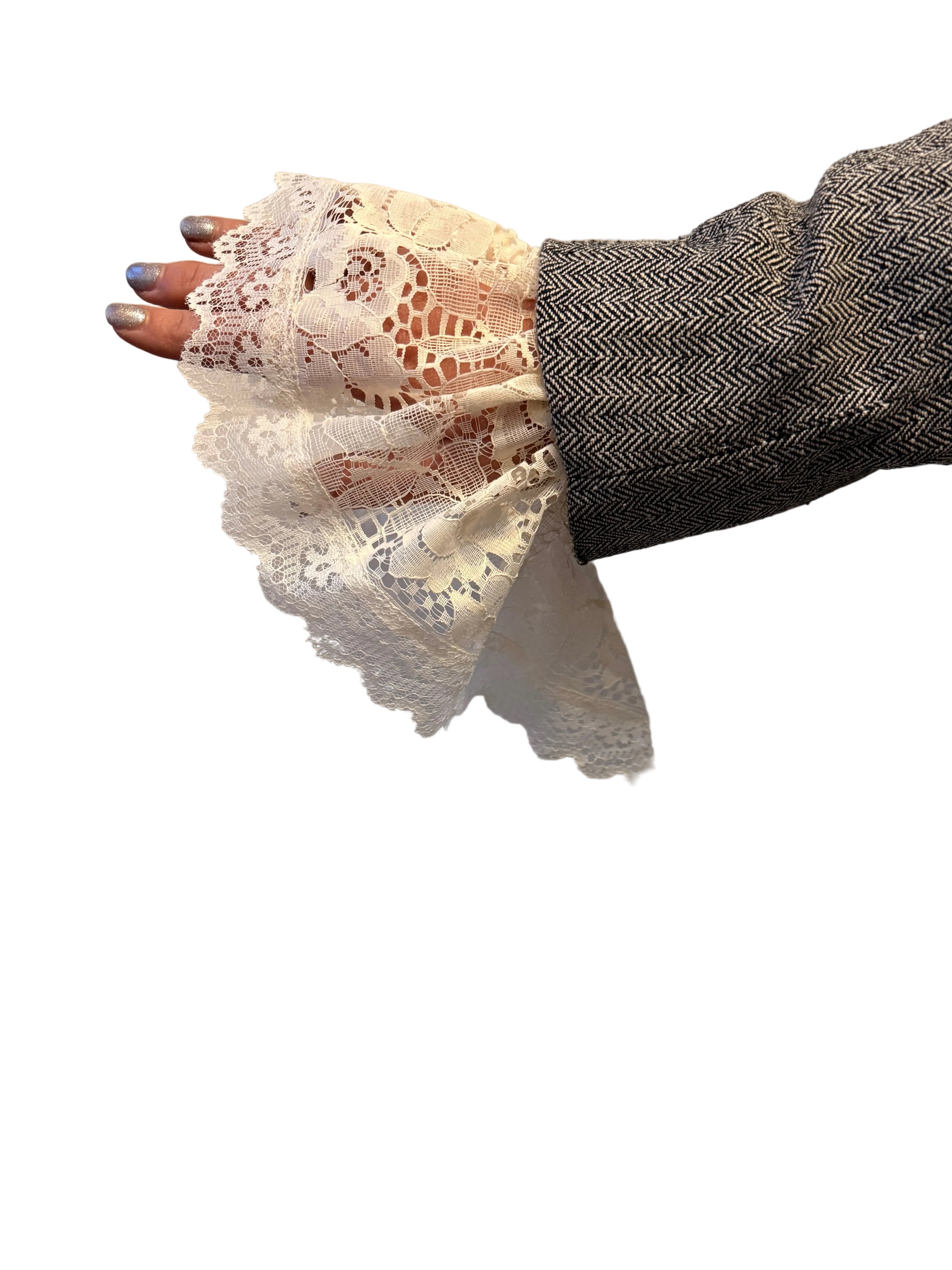 Kremowe mankiety z koronki upcycling