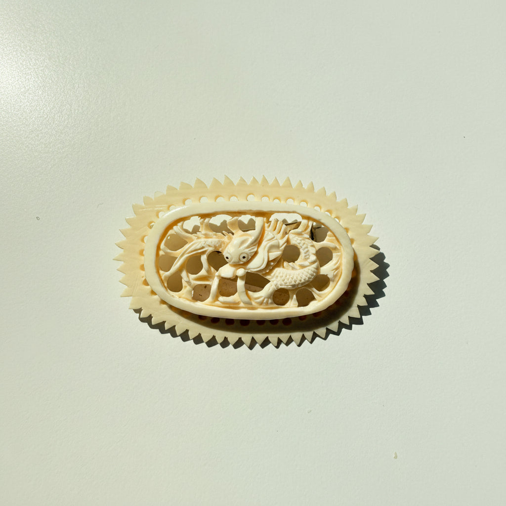 Vintage broszka z kości z motywem smoka