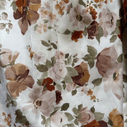 A long floral dress with a sweetheart neckline and a halter neck – a romantic vintage style
