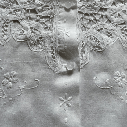Vintage white blouse with embroidery and lace collar – romantic retro style