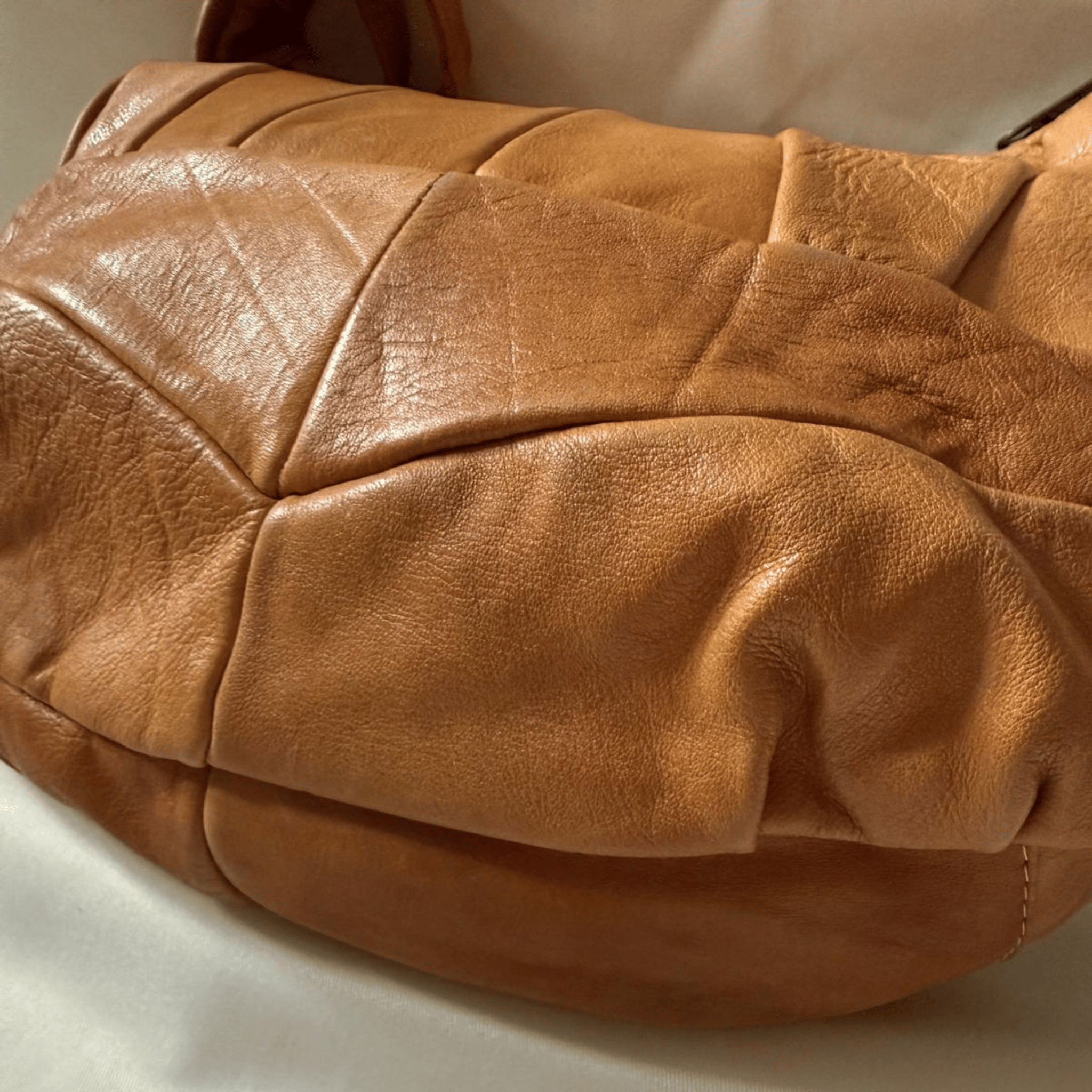 Karmelowa skórzana torebka hobo vintage z regulowanym paskiem