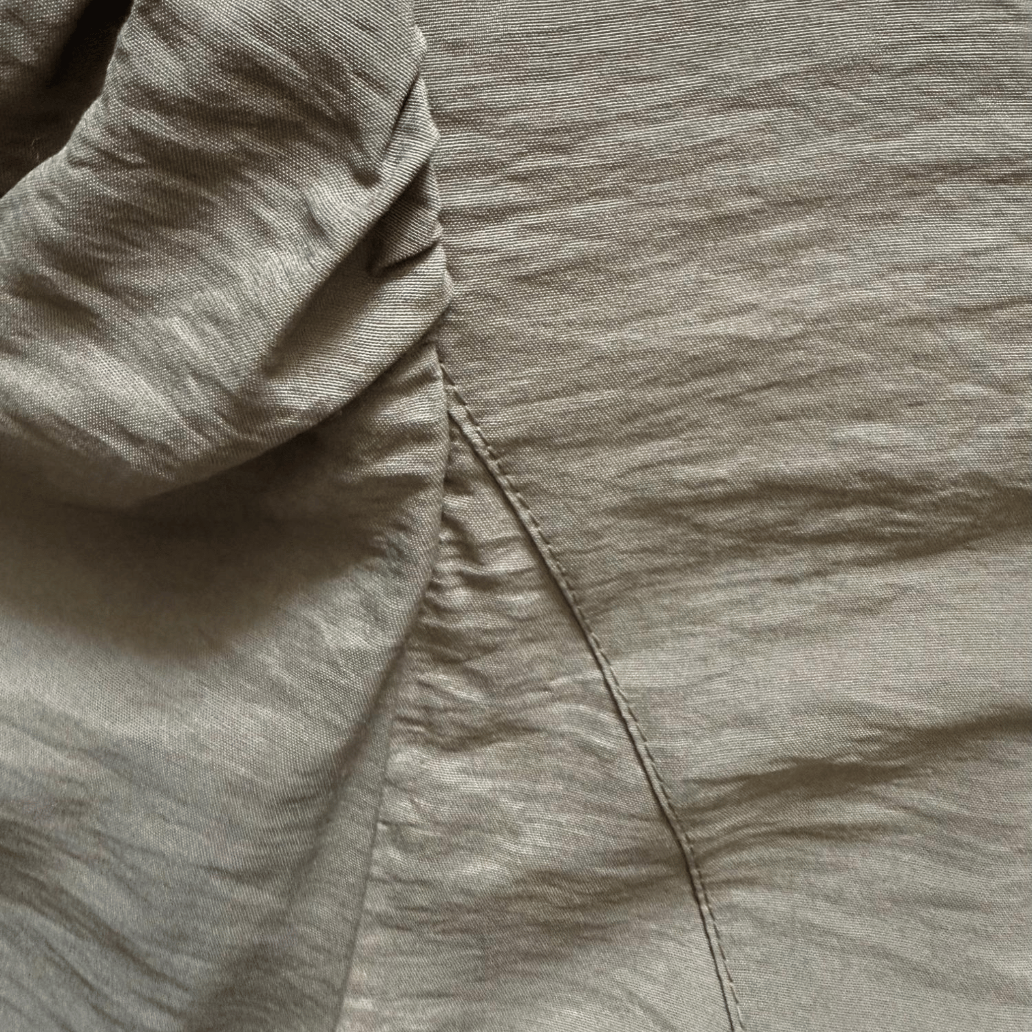 Elegancka taupe bluzka Betty Barclay z krótkim rękawem i guzikami – styl minimalistyczny