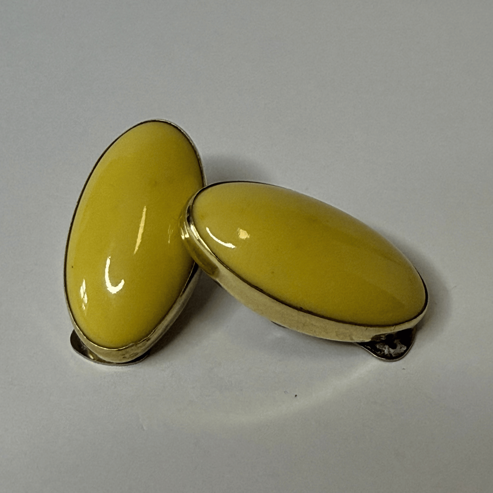 Oval yellow vintage clip earrings – minimalist retro jewelry in a gold setting
